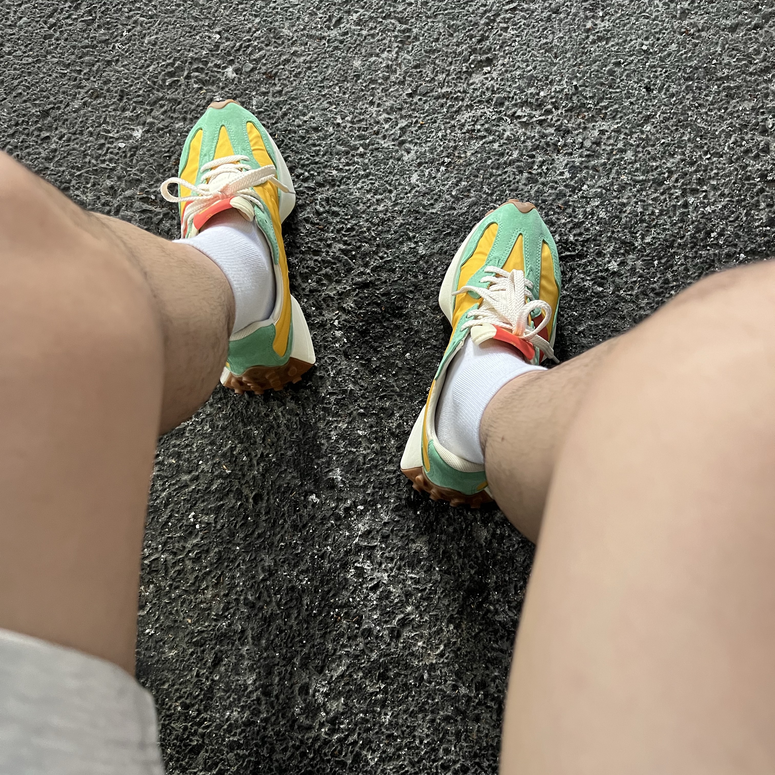 New Balance x Size? 327 Yellow Green Orange 착용 스타일 - 2