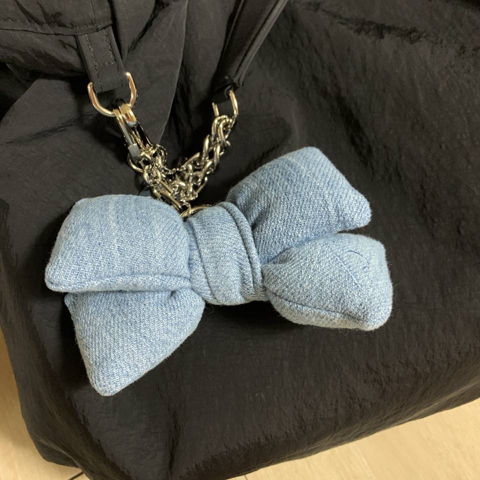 [KREAM 단독] PVCS x Bloomingtale Ribbon Denim Keyring Light blue Denim 착용 스타일