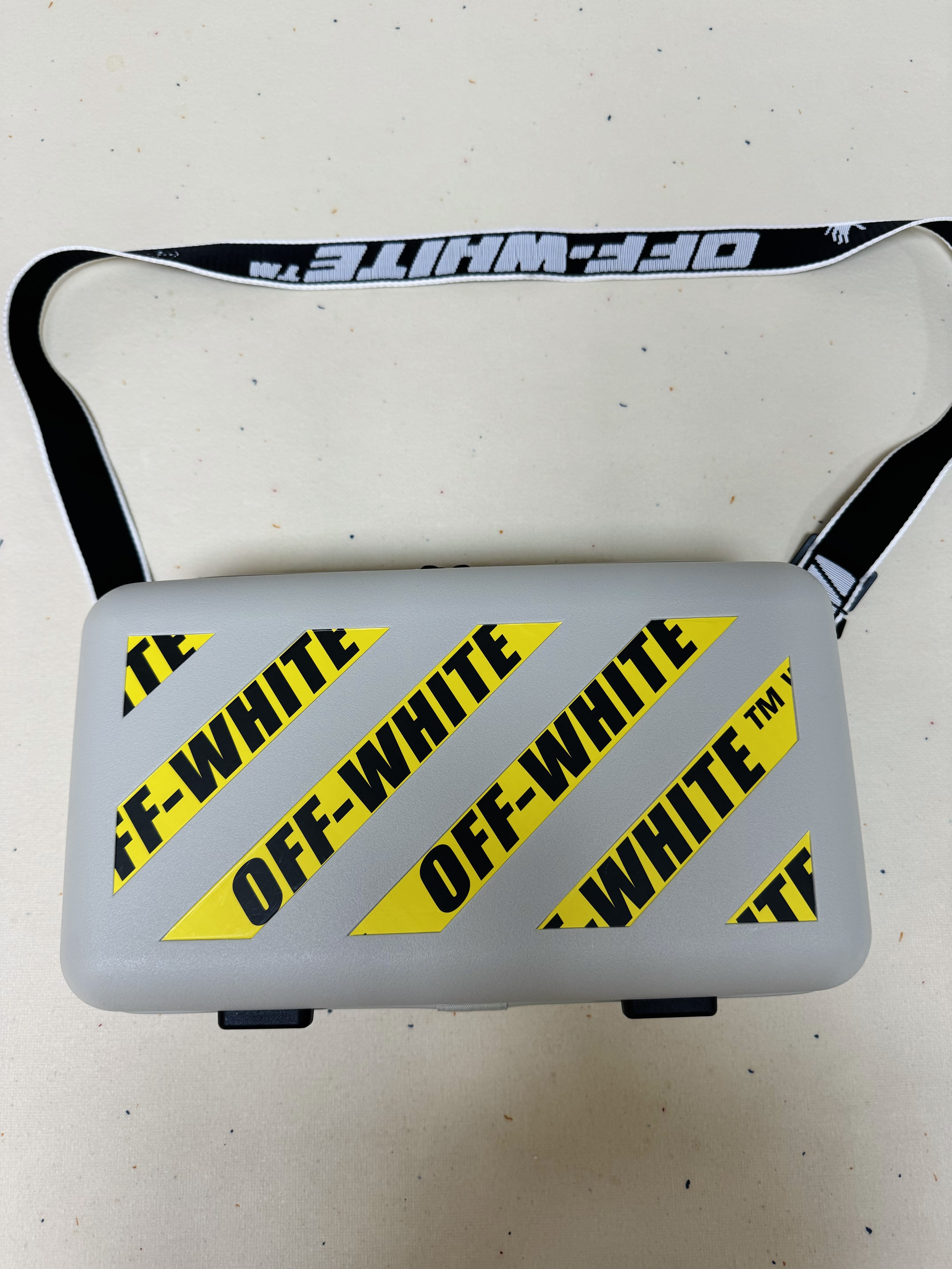 Off-White x Amore Pacific Protection Box (Without Cosmetics) 착용 스타일 - 1