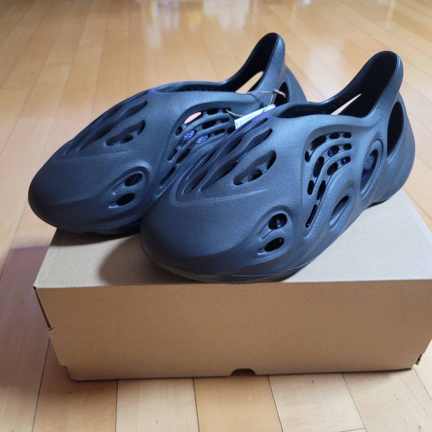 Adidas Yeezy Foam RNNR Onyx 착용 스타일 - 3