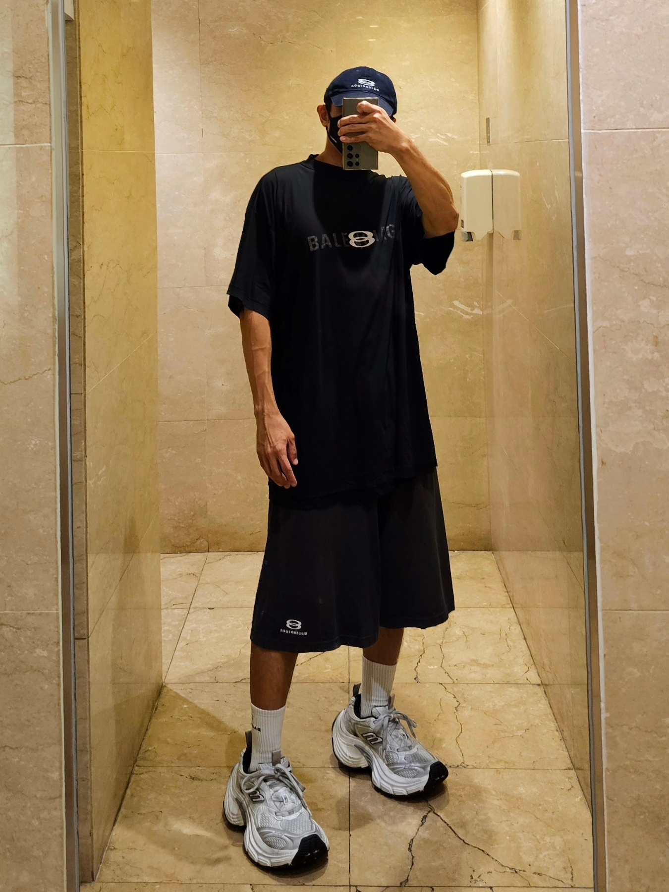 Balenciaga Unity Sports Icon Track Shorts Black, Balenciaga Ai Logo Inside Out Oversized T-Shirt Faded Black 착용 스타일 - 3