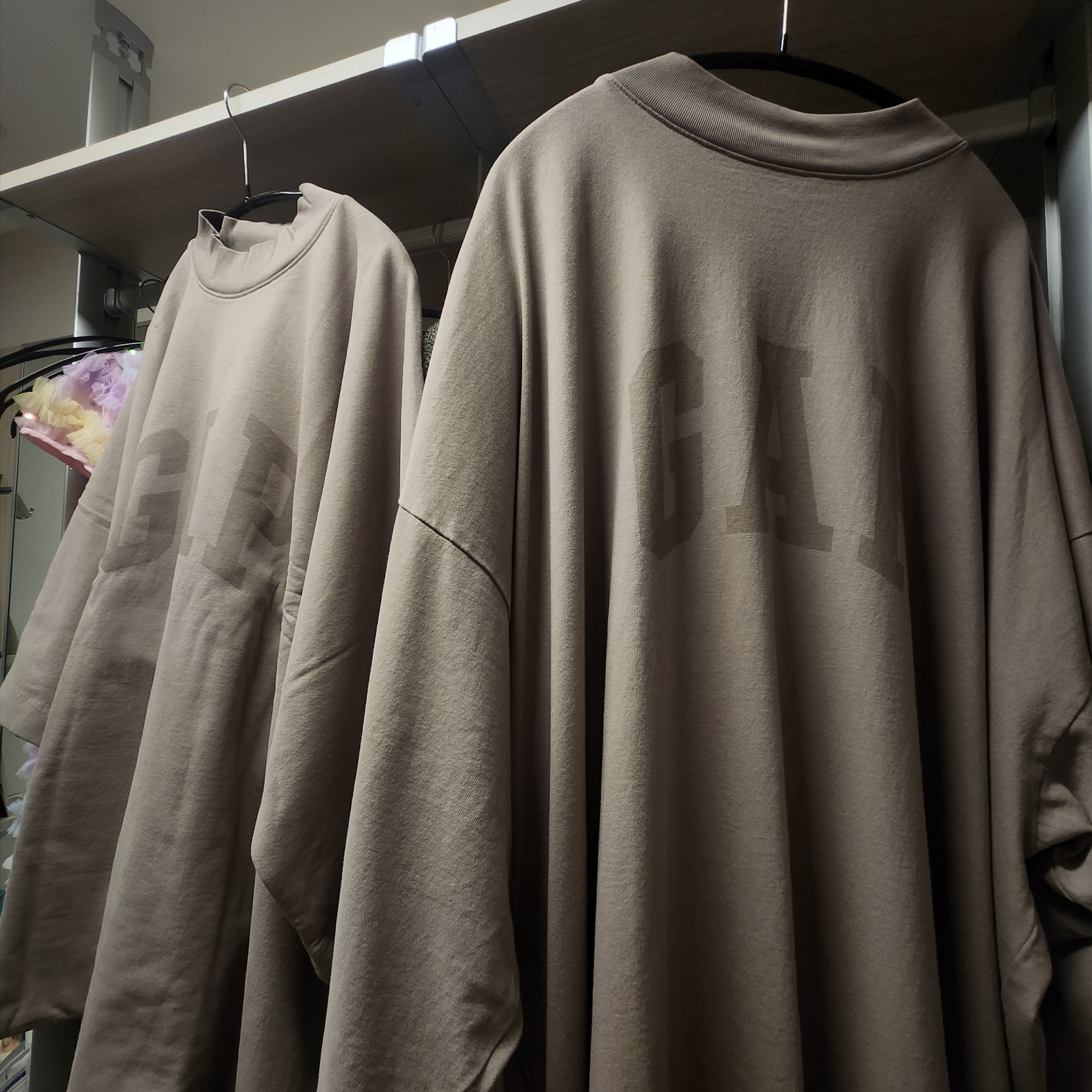 Yeezy Gap Engineered By Balenciaga Dove No Seam T-Shirt Beige 착용 스타일 - 2