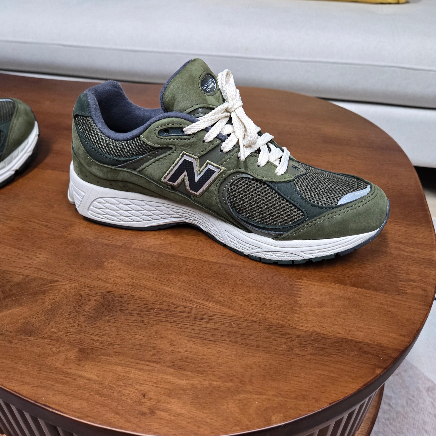New Balance 2002R Grape Leaf 착용 스타일