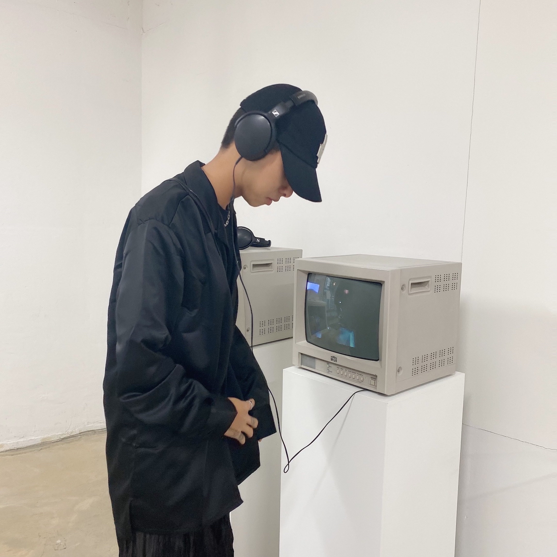 Wooyoungmi Logo Ball Cap Black 착용 스타일