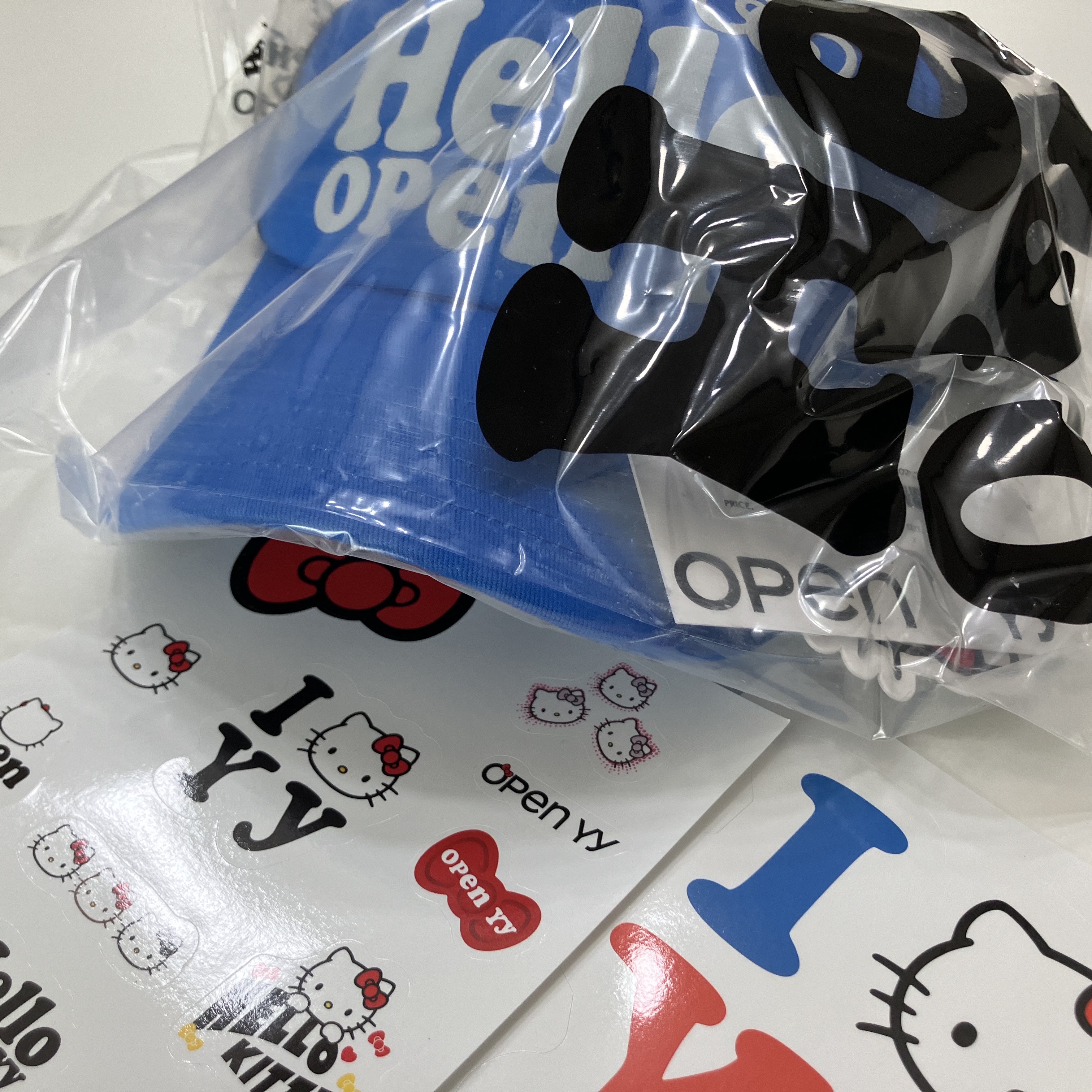 Open Yy x Hello Kitty Hello Trucker Cap Blue 착용 스타일 - 1