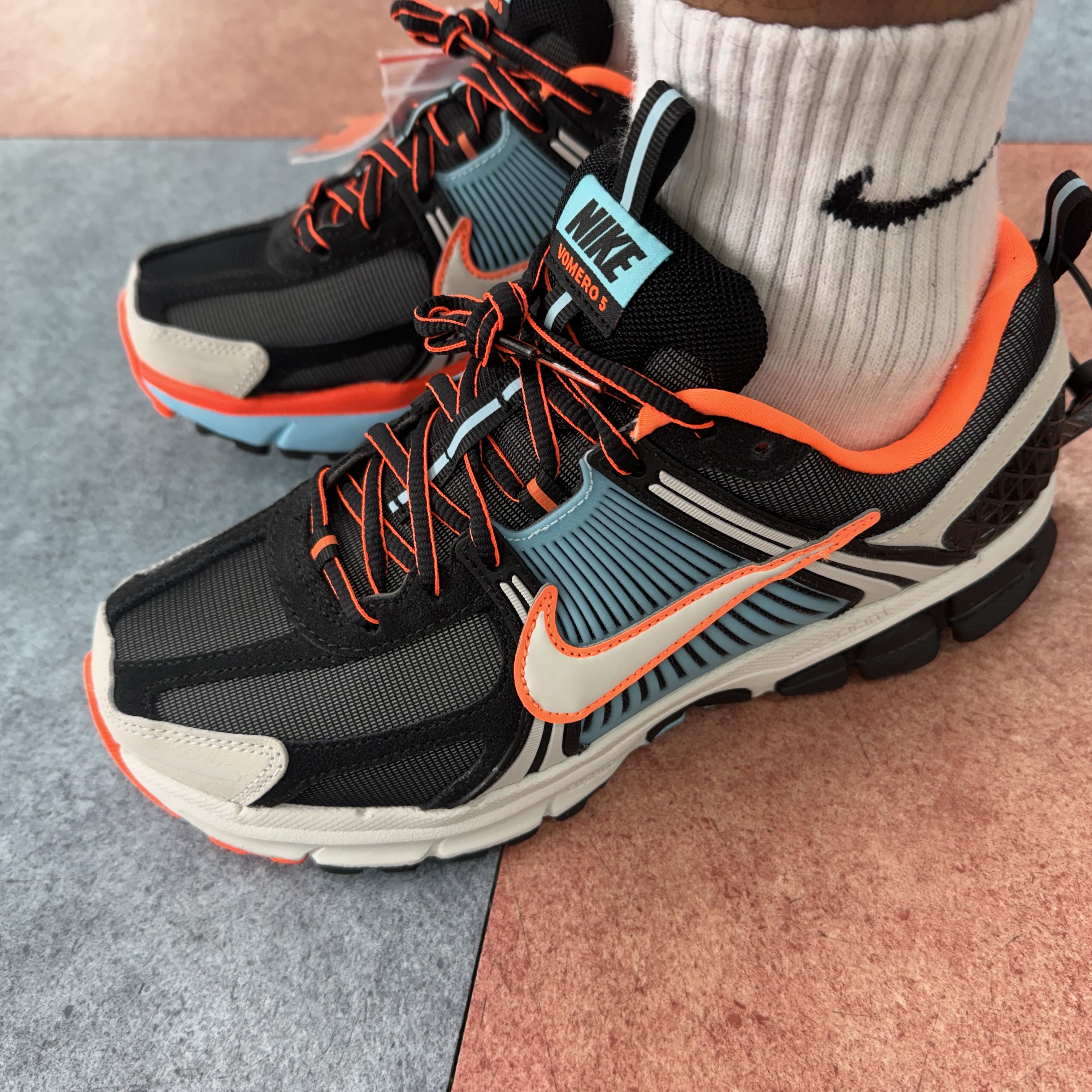 (W) Nike Zoom Vomero 5 Black Blue Gaze 착용 스타일 - 1