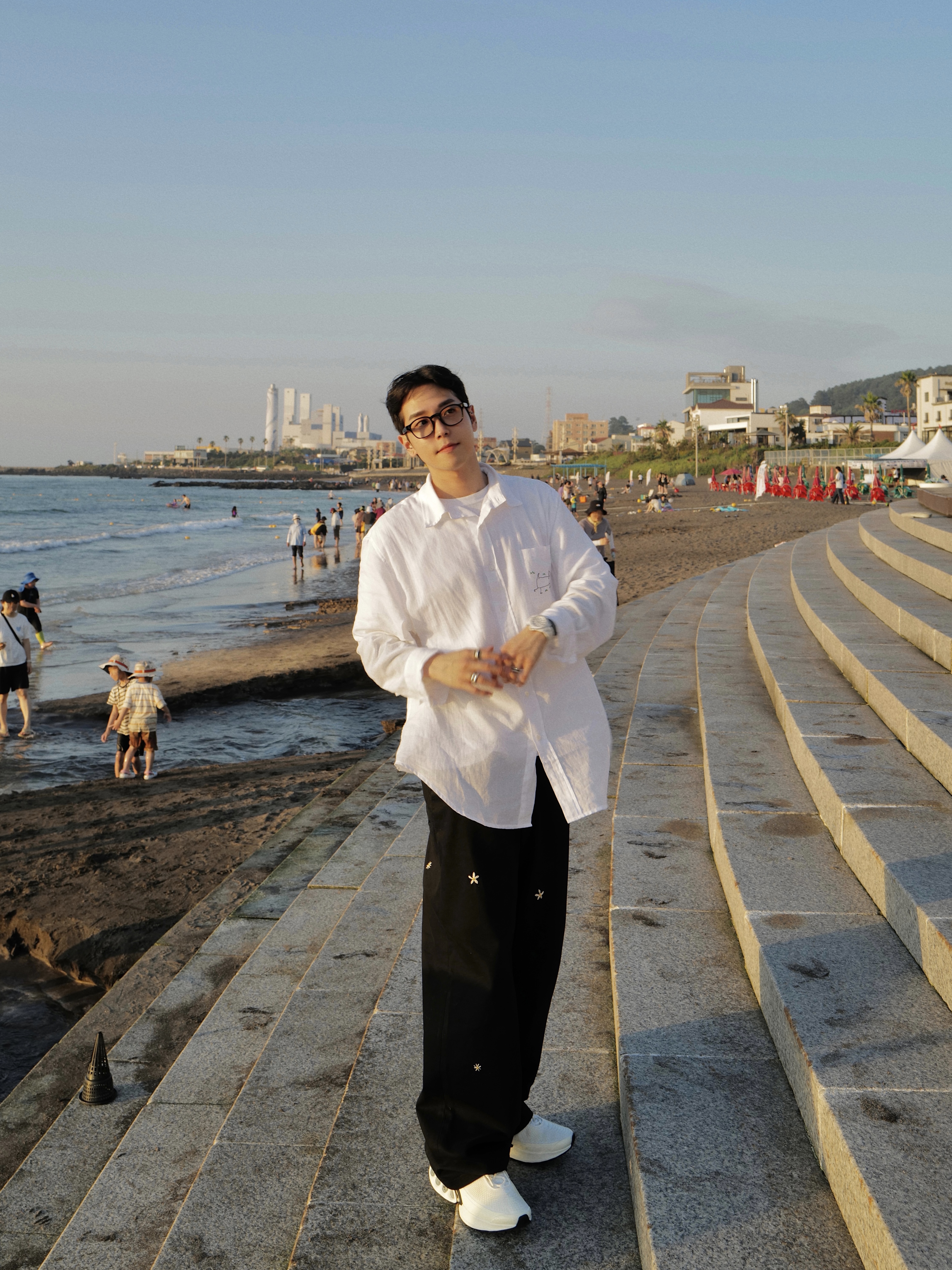 STU Bedlington Terrier Embroidery Shirt White, STU 24 Spring Flared Cotton Pants Black 착용 스타일 - 1