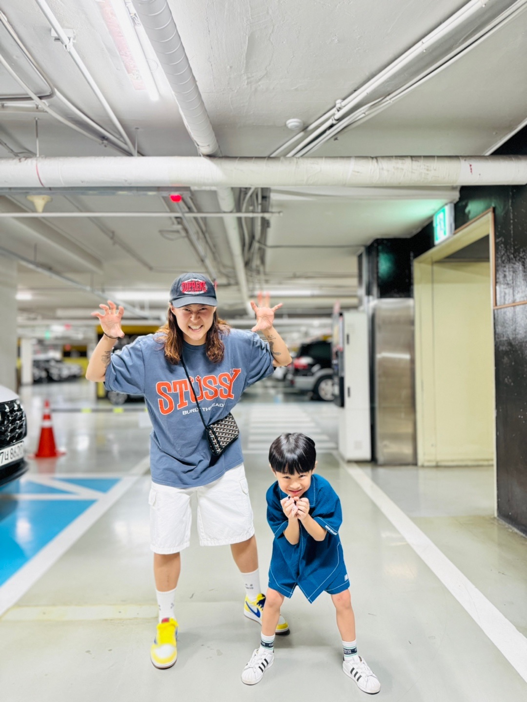 Stussy Burly Threads Pigment Dyed T-Shirt Indigo, (W) Jordan 1 x Travis Scott Retro Low OG SP Canary 착용 스타일 - 1