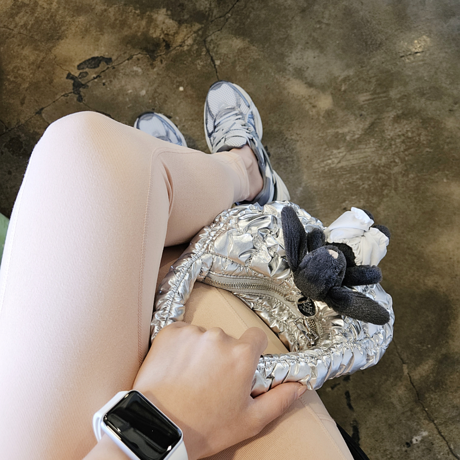 Jellycat Bashful Bunny Bag Charm Ink, Nike V2K Run Pure Platinum Wolf Grey 착용 스타일 - 2