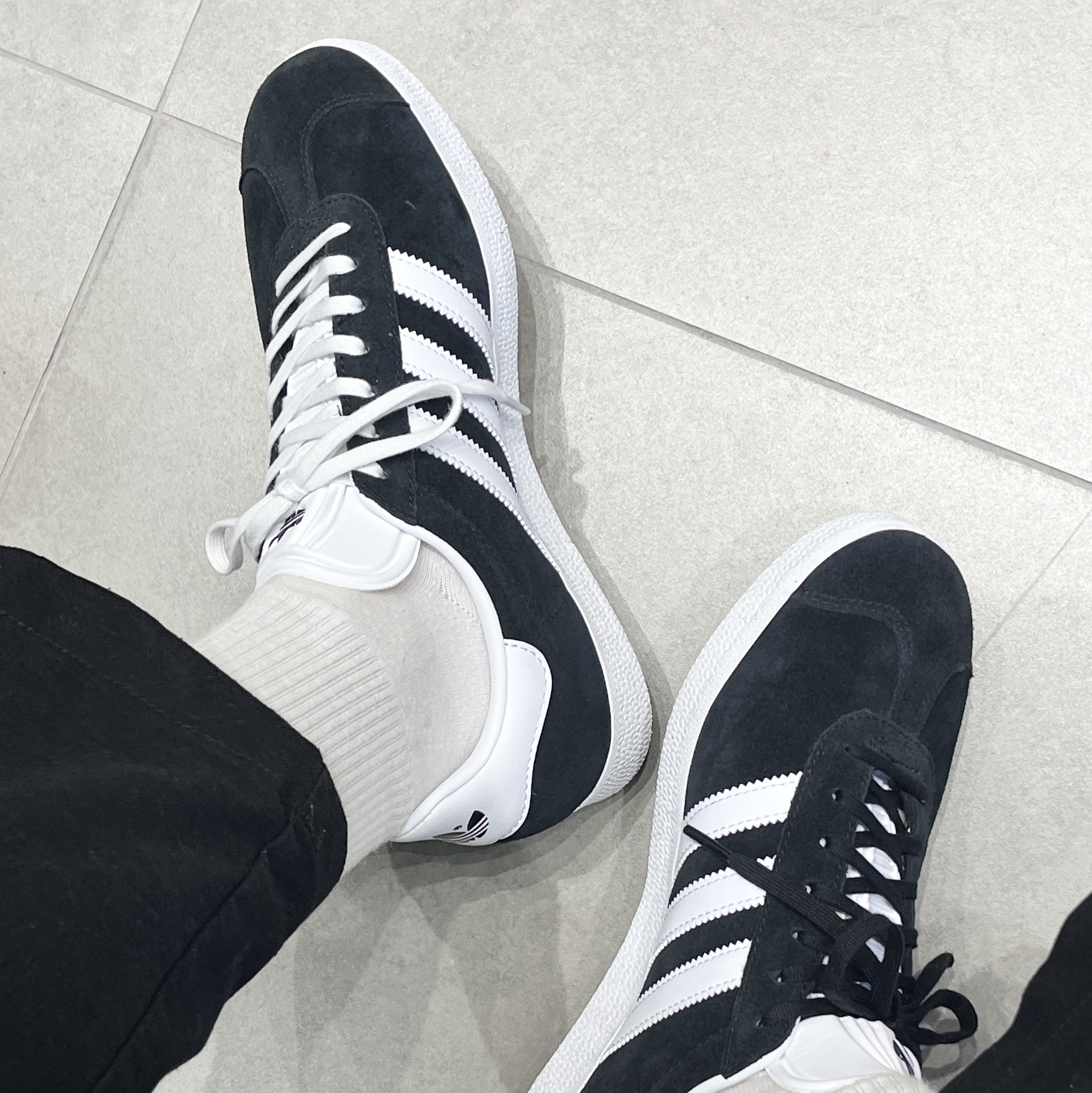 Adidas Gazelle Core Black White 착용 스타일 - 1