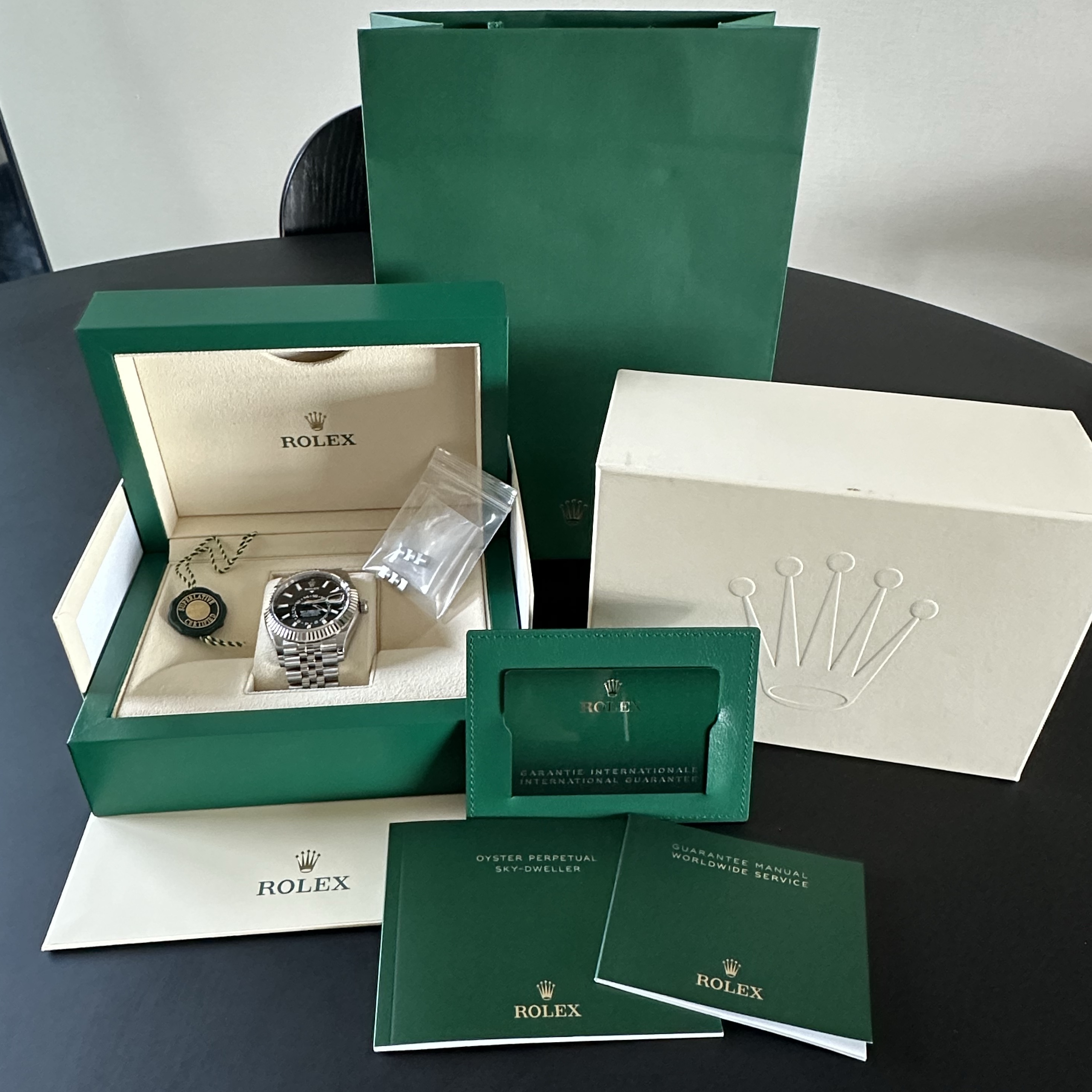Rolex Sky-Dweller 42mm 336934 Bright Black Jubilee 착용 스타일 - 1