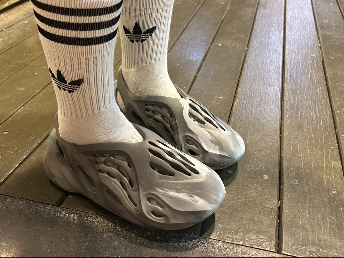 Adidas Yeezy Foam RNNR MX Granite 착용 스타일