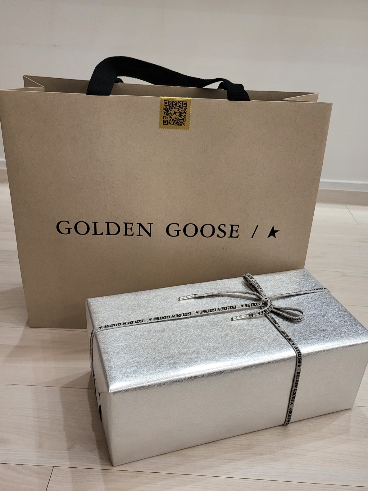 Golden Goose Superstar White Silver Heel Tab Sneakers 착용 스타일