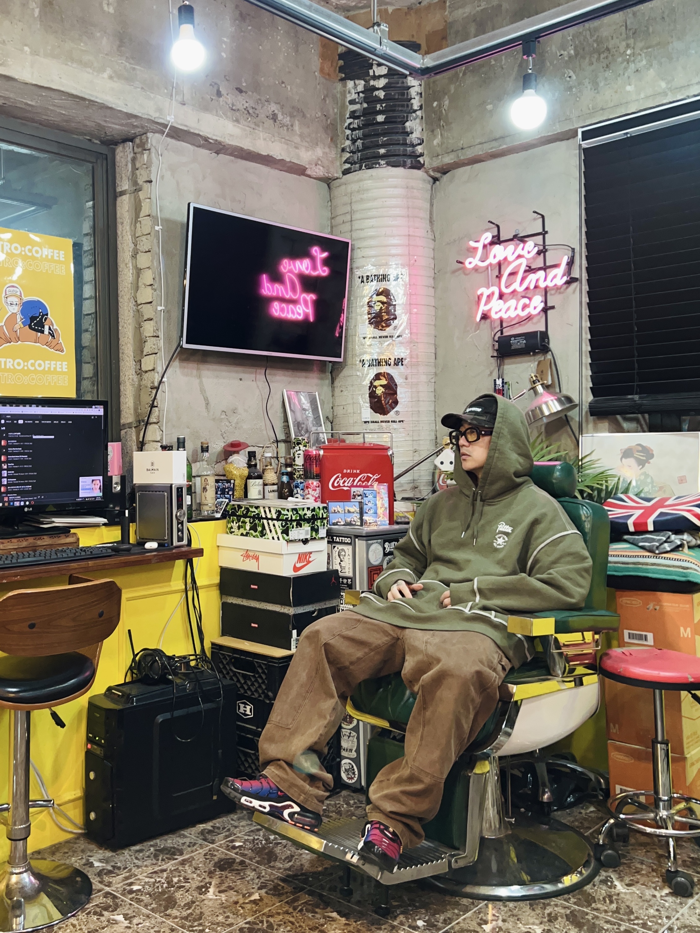 Nike x Patta x FC Barcelona Air Max Plus Culers del Món, Converse x Patta Rain Or Shine Hooded Sweater Utility Green Heather 착용 스타일 - 1