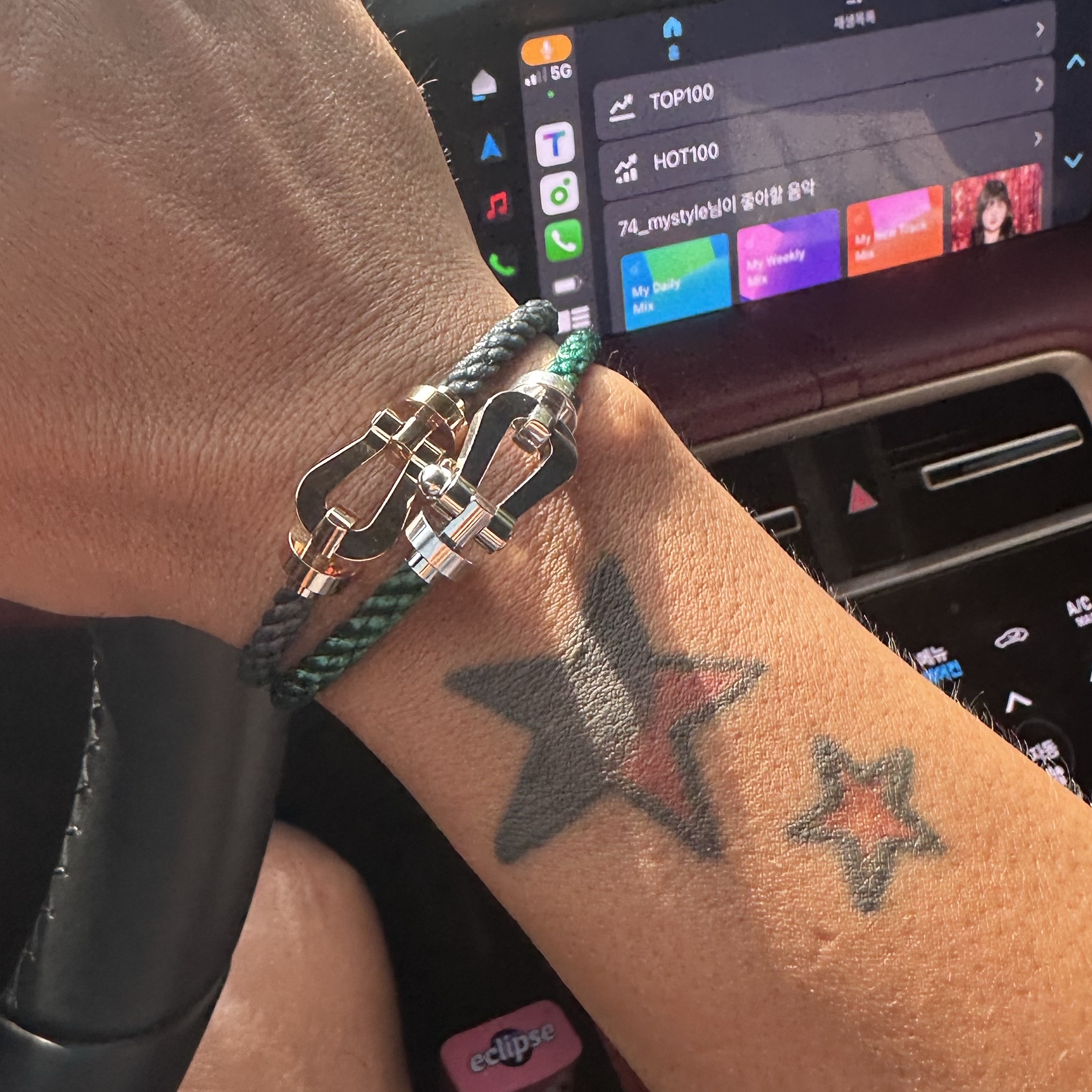 Fred Force 10 Steel Cable Bracelet Large 18K Yellow Gold, Fred Force 10 Steel Cable Bracelet Large 18K White Gold 착용 스타일 - 5