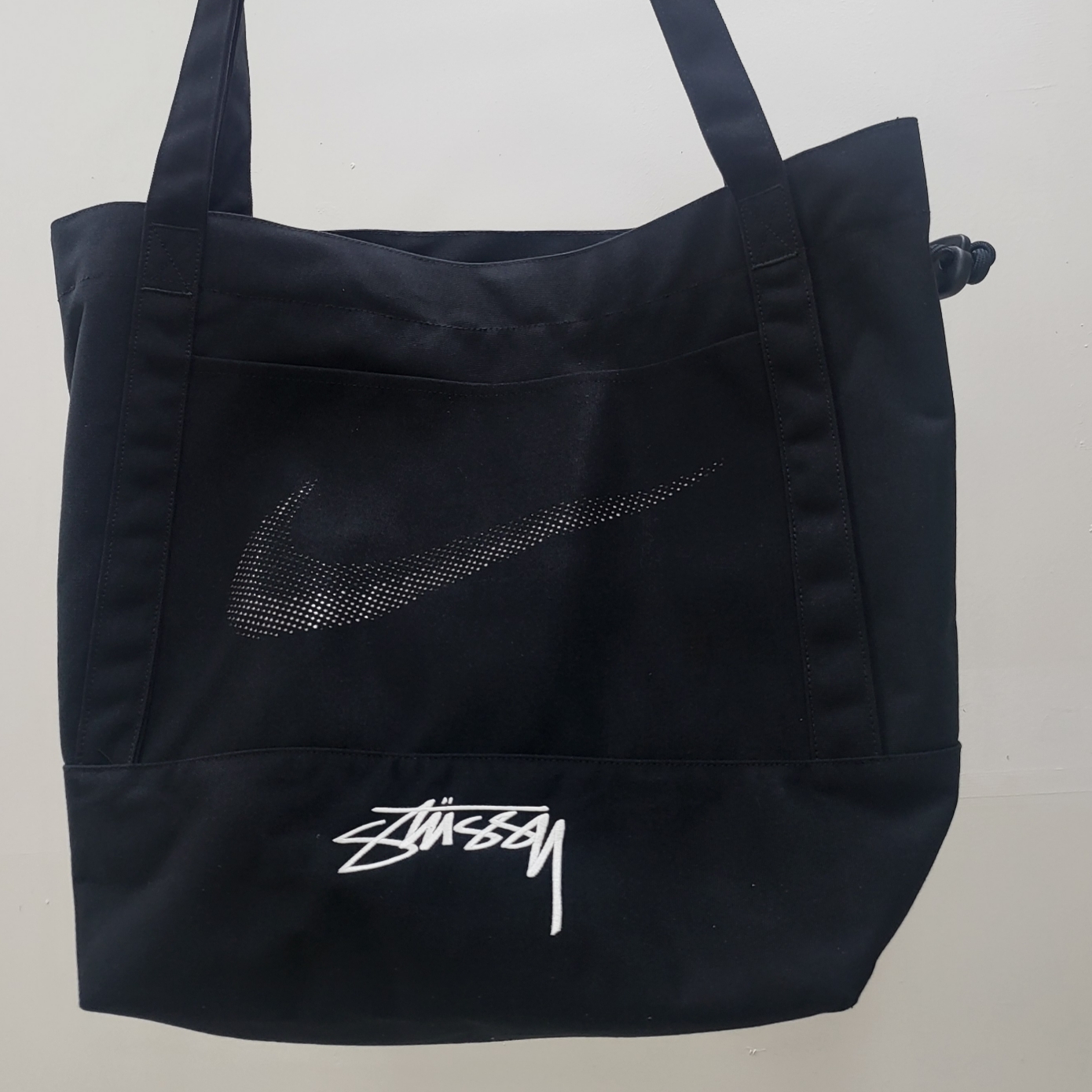 Nike x Stussy Tote Bag Black 착용 스타일 - 1