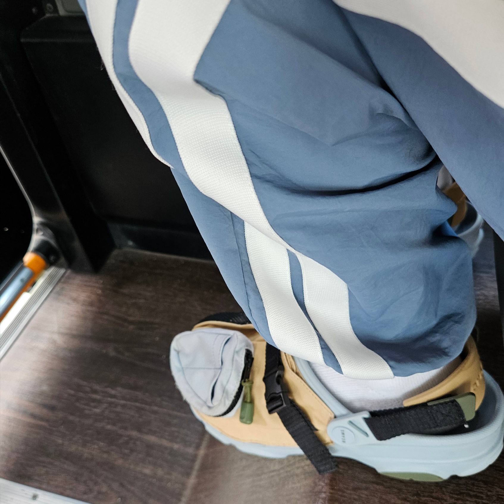 Crocs x Beams Classic All Terrain Mountain Parka Clog Beige 착용 스타일 - 1