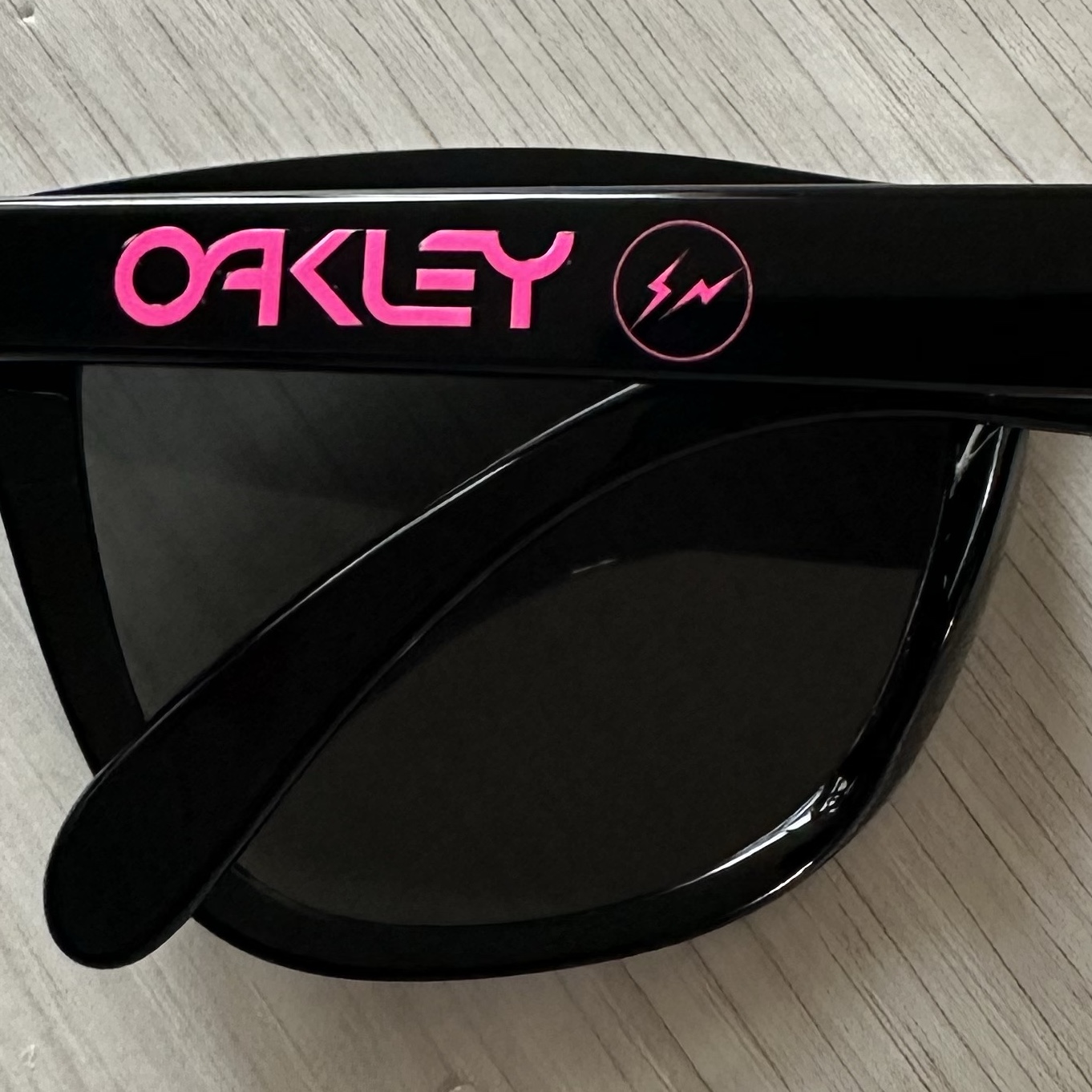 Oakley x Fragment Frogskins Pink Polished Black Frame Prizm Grey Lenses Low Bridge Fit 착용 스타일