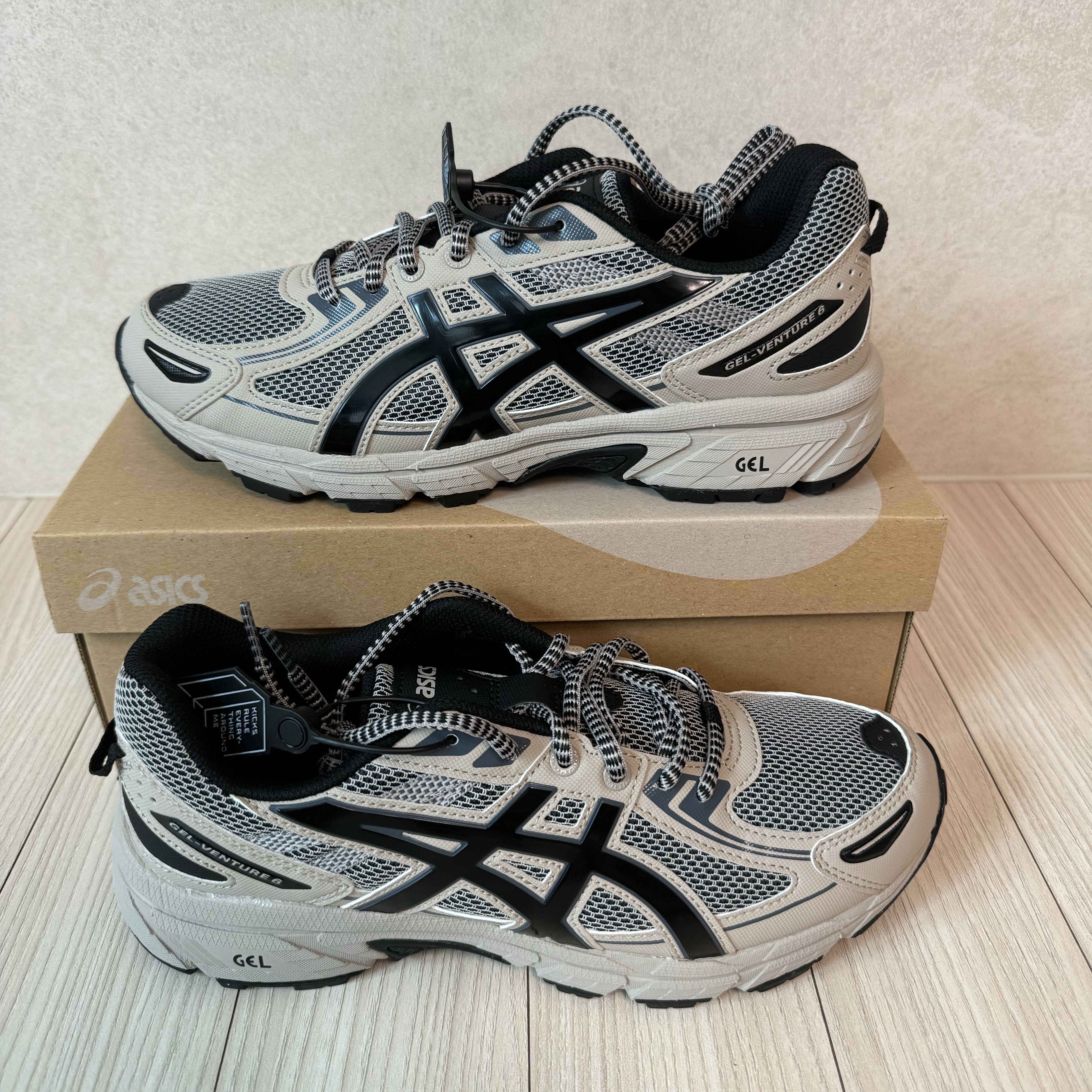 Asics Gel-Venture 6 Feather Grey Black 착용 스타일 - 1