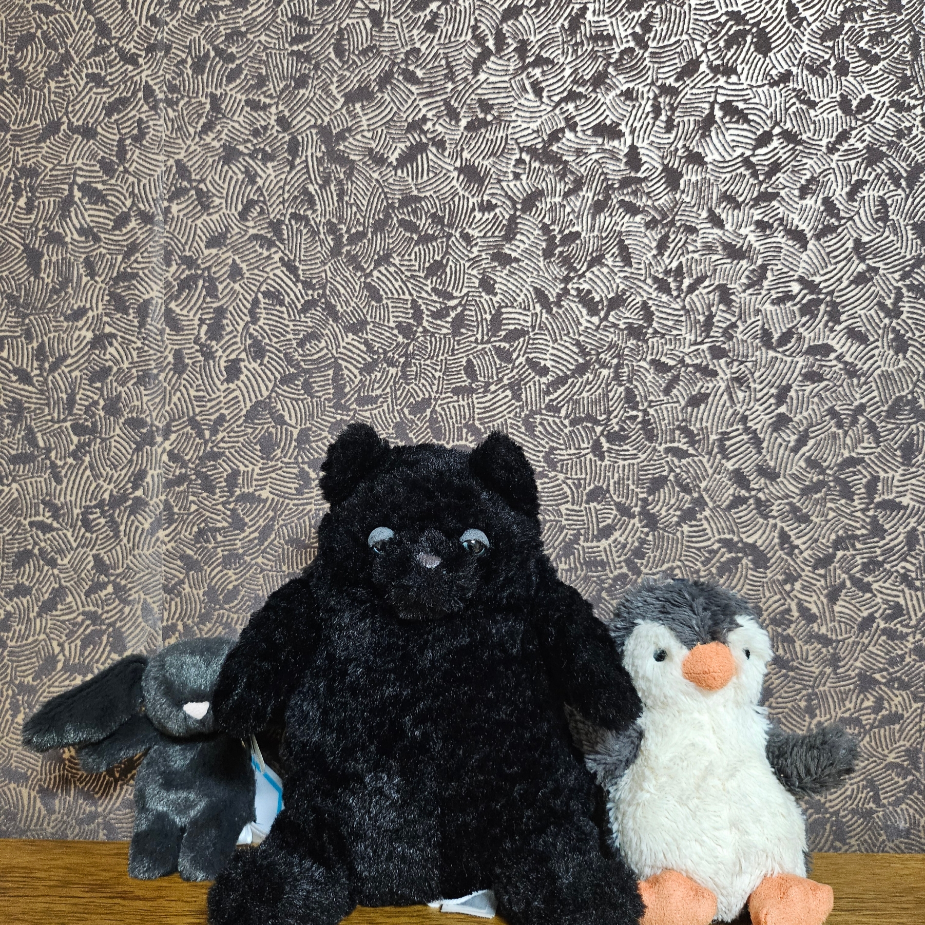 Jellycat Peanut Penguin Bag Charm Black 착용 스타일