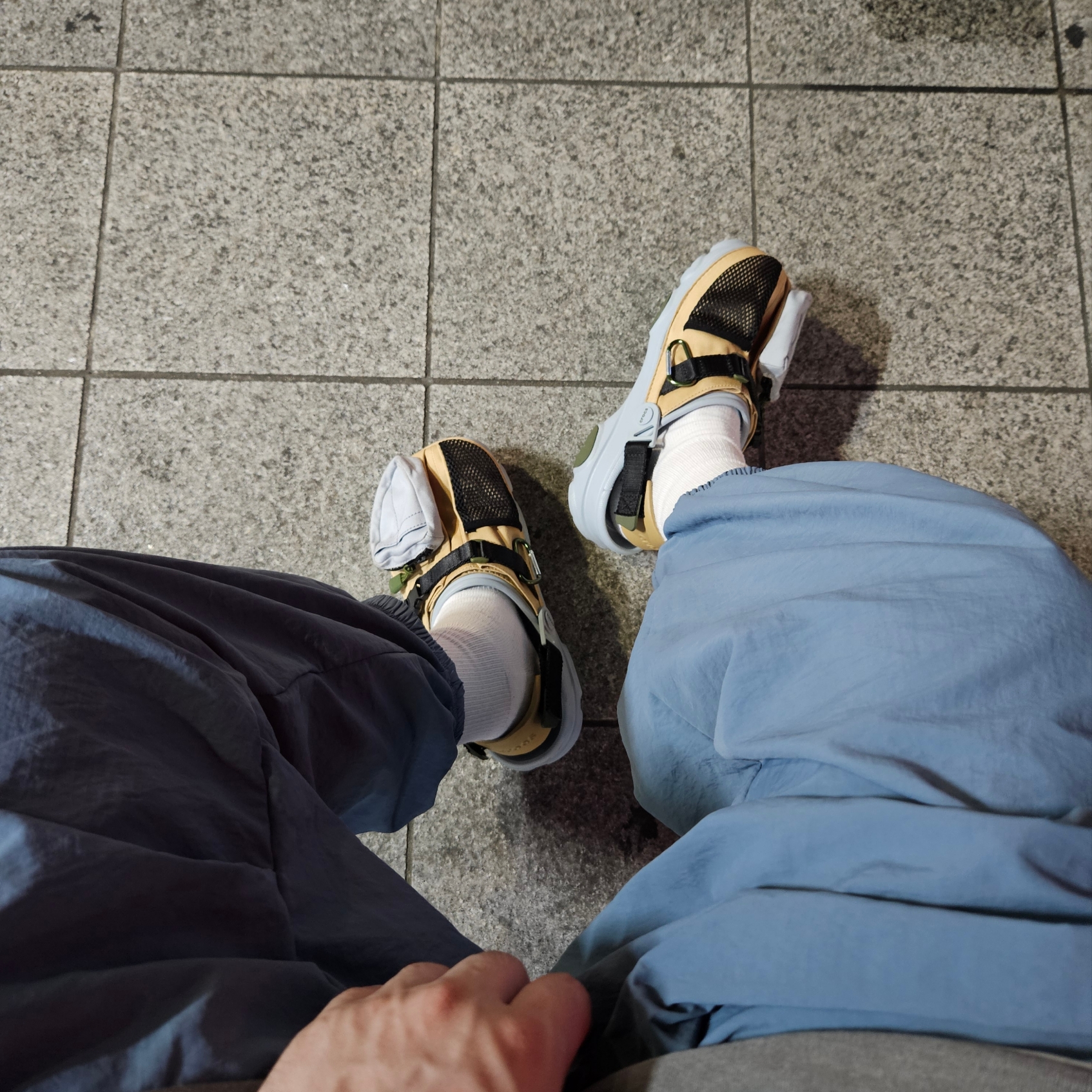 Crocs x Beams Classic All Terrain Mountain Parka Clog Beige 착용 스타일 - 2