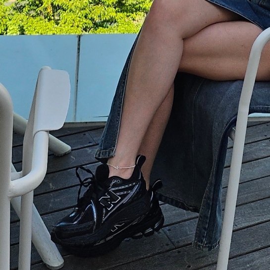 New Balance 1906R Black Silver Metallic 착용 스타일 - 5