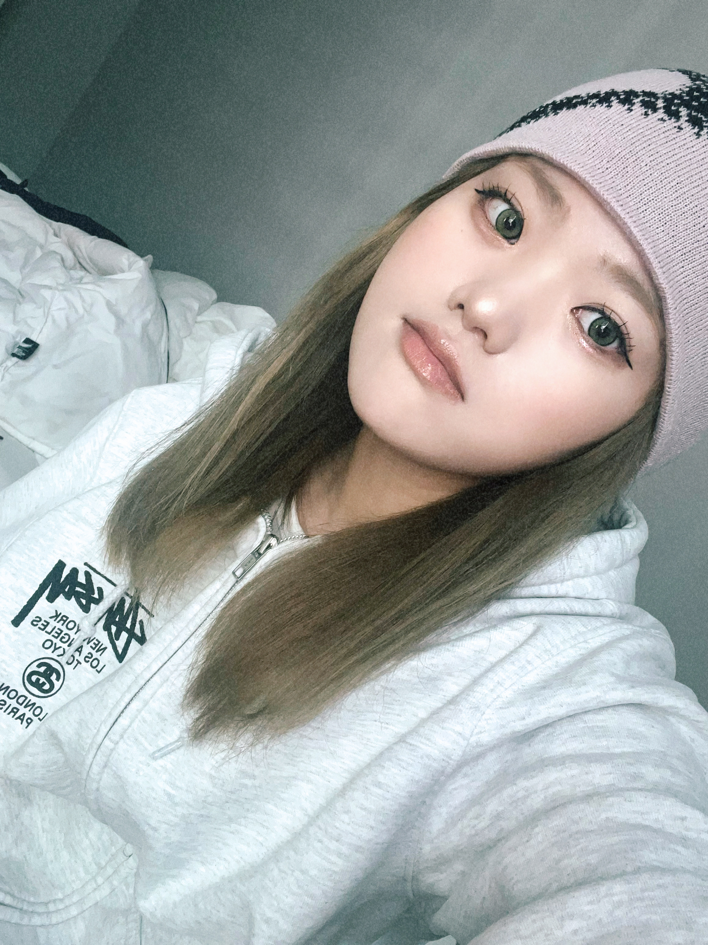 Stussy World Tour Zip Hoodie Ash Heather 2024, Mischief Rhombus Blur Beanie Rose Brown 착용 스타일