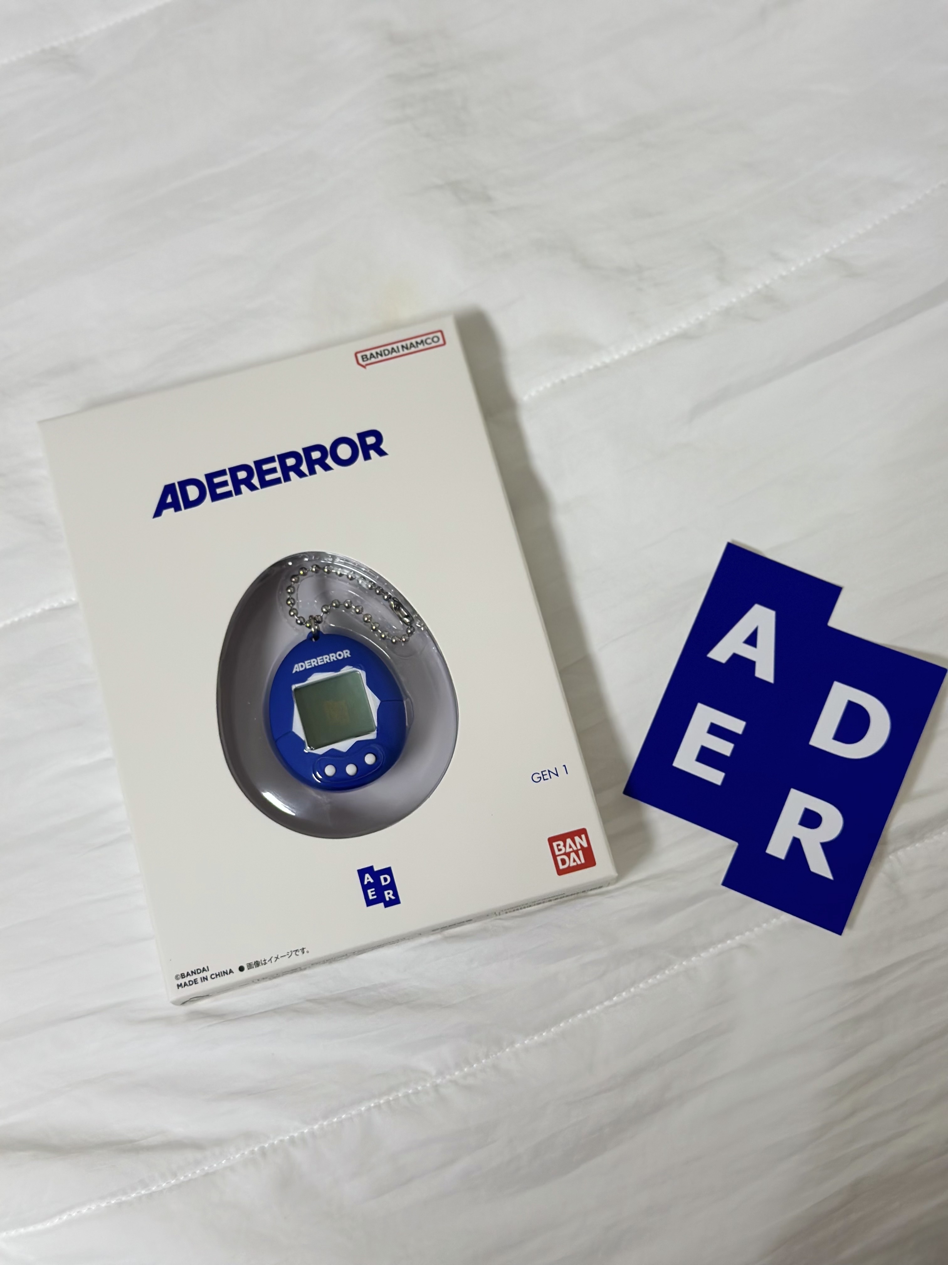Ader Error x Bandai Original Tamagotchi Z-Blue 착용 스타일 - 1