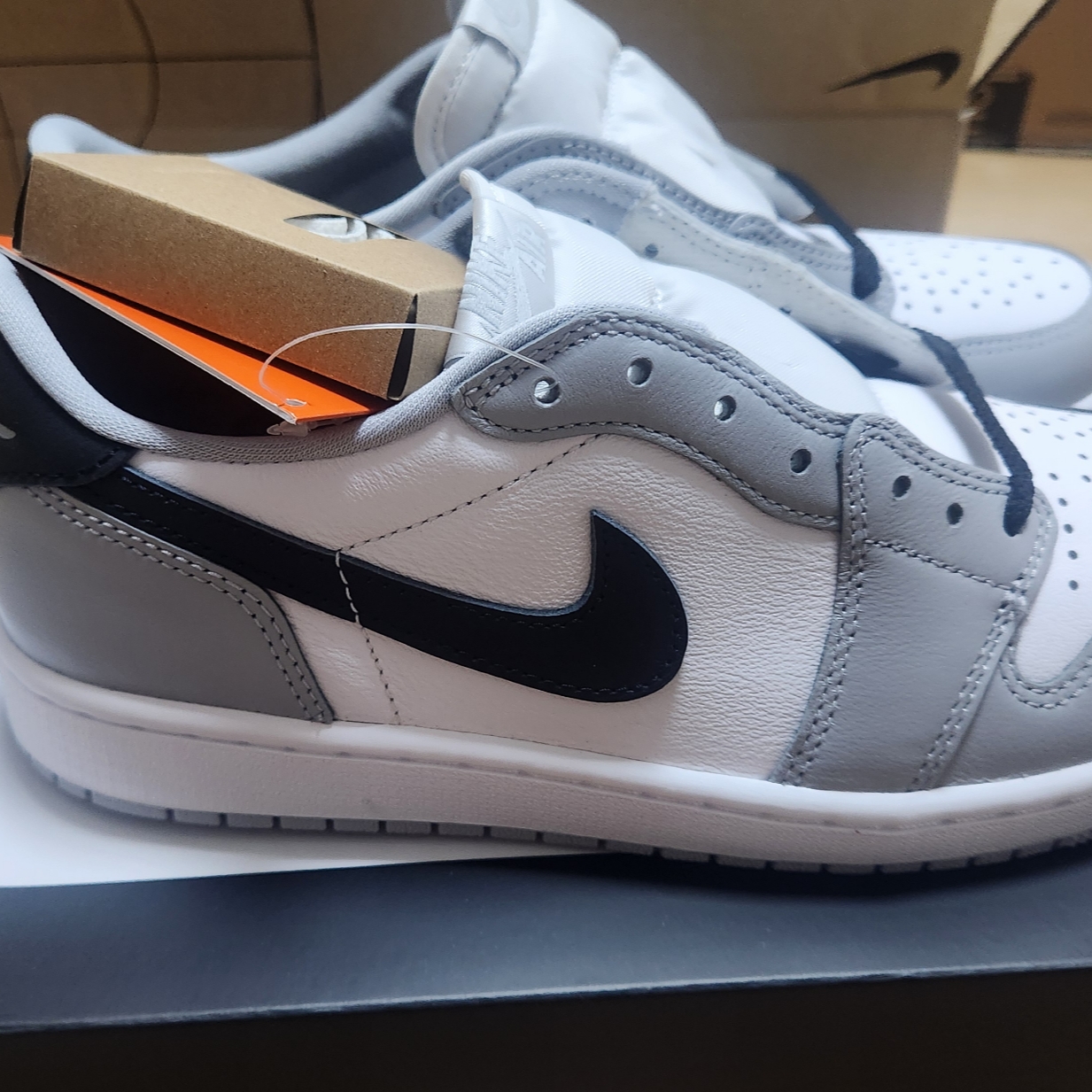 Jordan 1 Retro Low OG Wolf Grey and White 착용 스타일 - 1