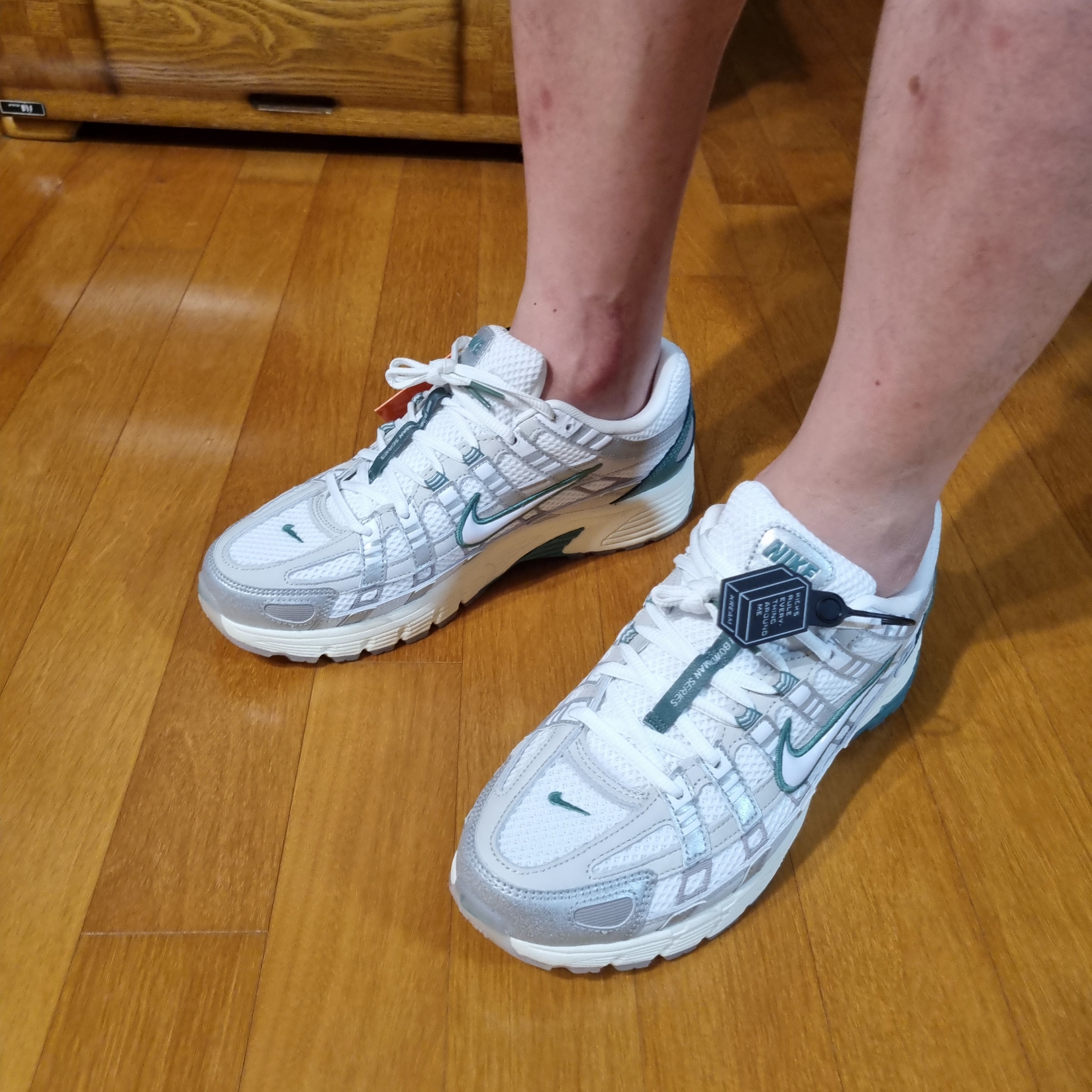 Nike P-6000 Light Bone White Metallic Silver 착용 스타일 - 3