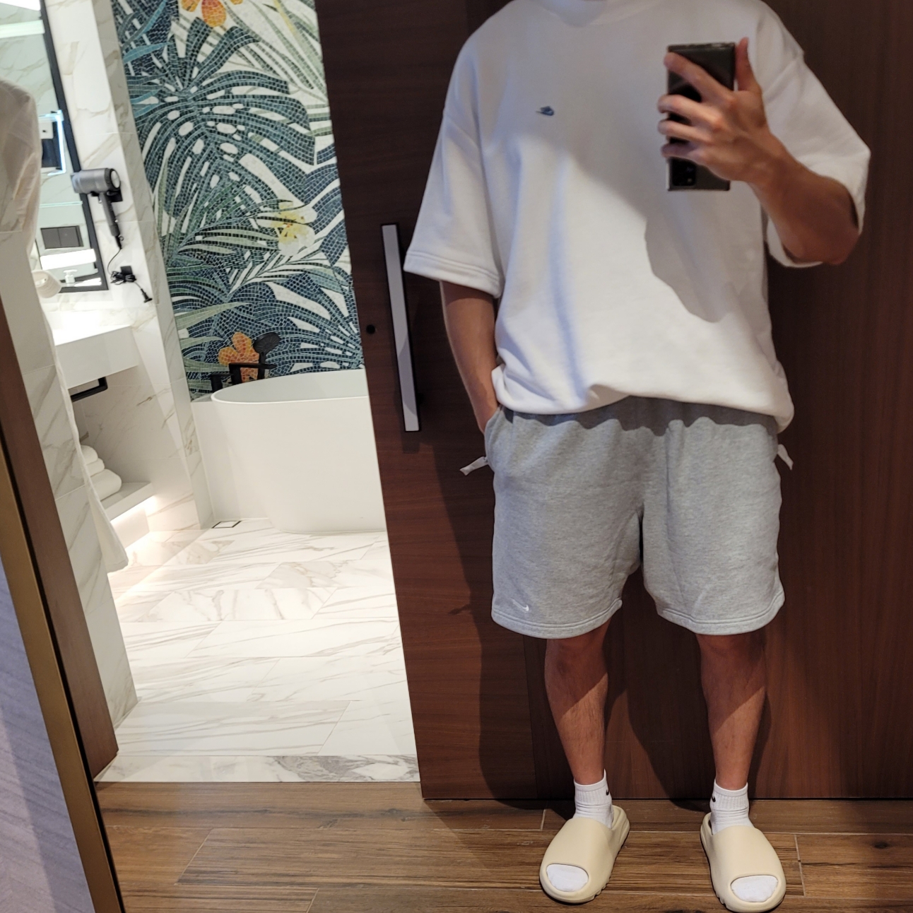 Adidas Yeezy Slide Bone 2022/2023, Nike NRG Solo Swoosh Fleece Shorts Dark Grey Heather - Asia 착용 스타일