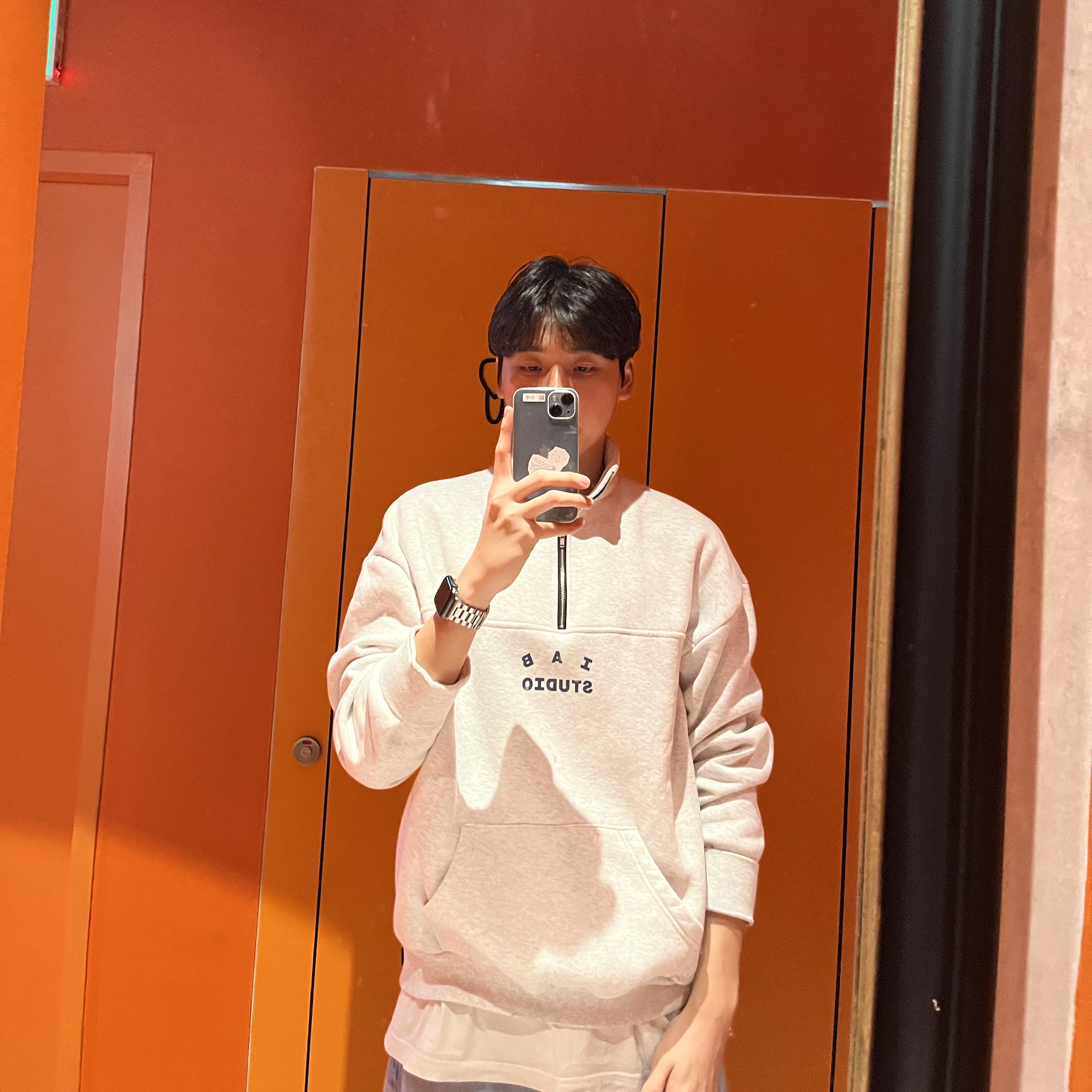 IAB Studio Half Zip Pullover Light Gray 착용 스타일