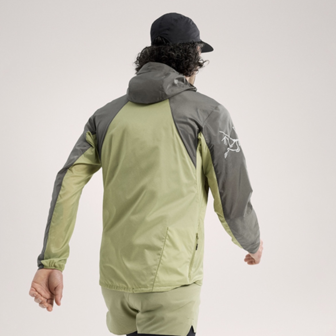 Arc'teryx Norvan Windshell Hoody Forage Chloris 착용 스타일 - 3