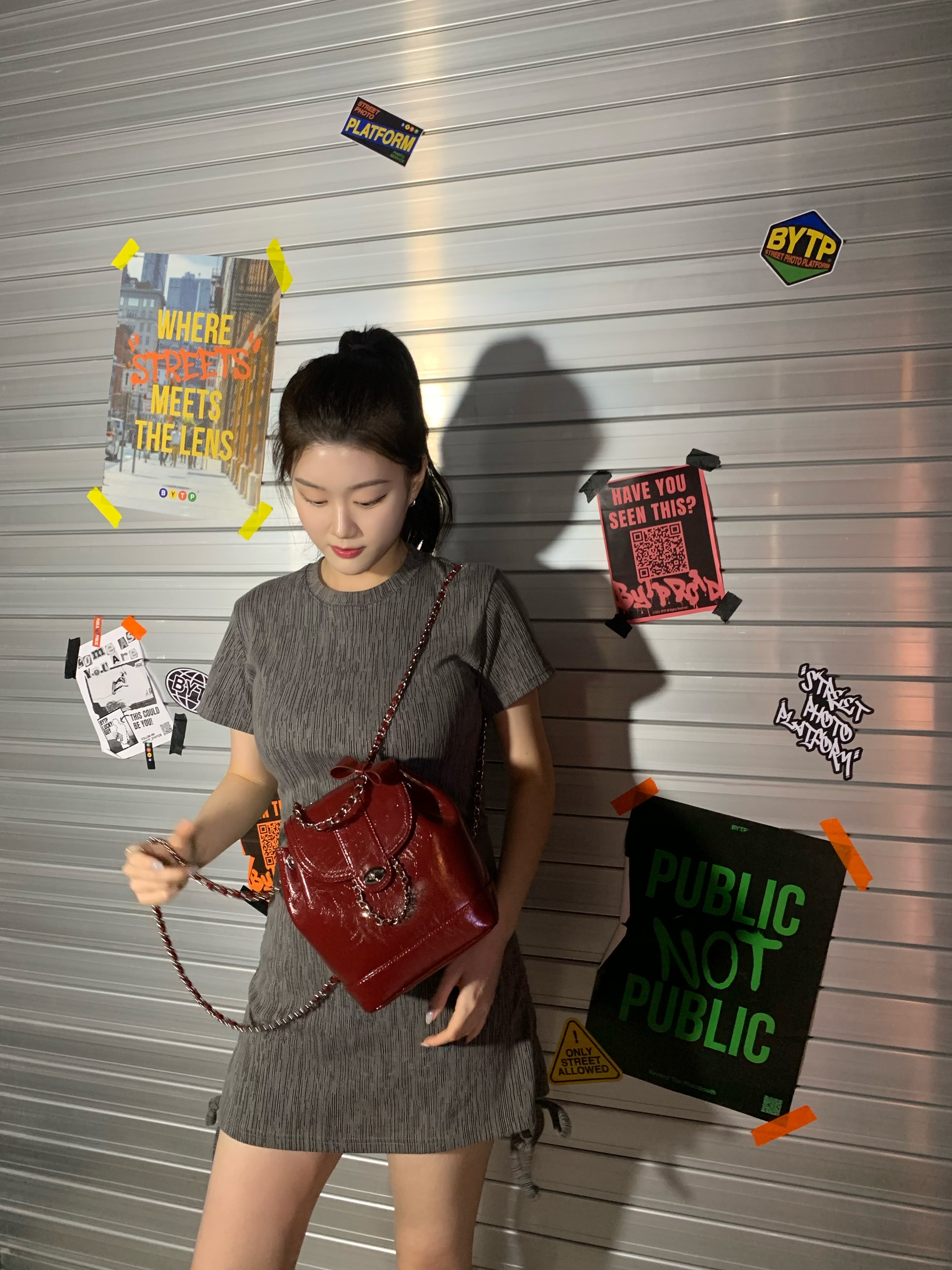 Cardinal Red Hawoo-A Bag Burgundy 착용 스타일 - 1