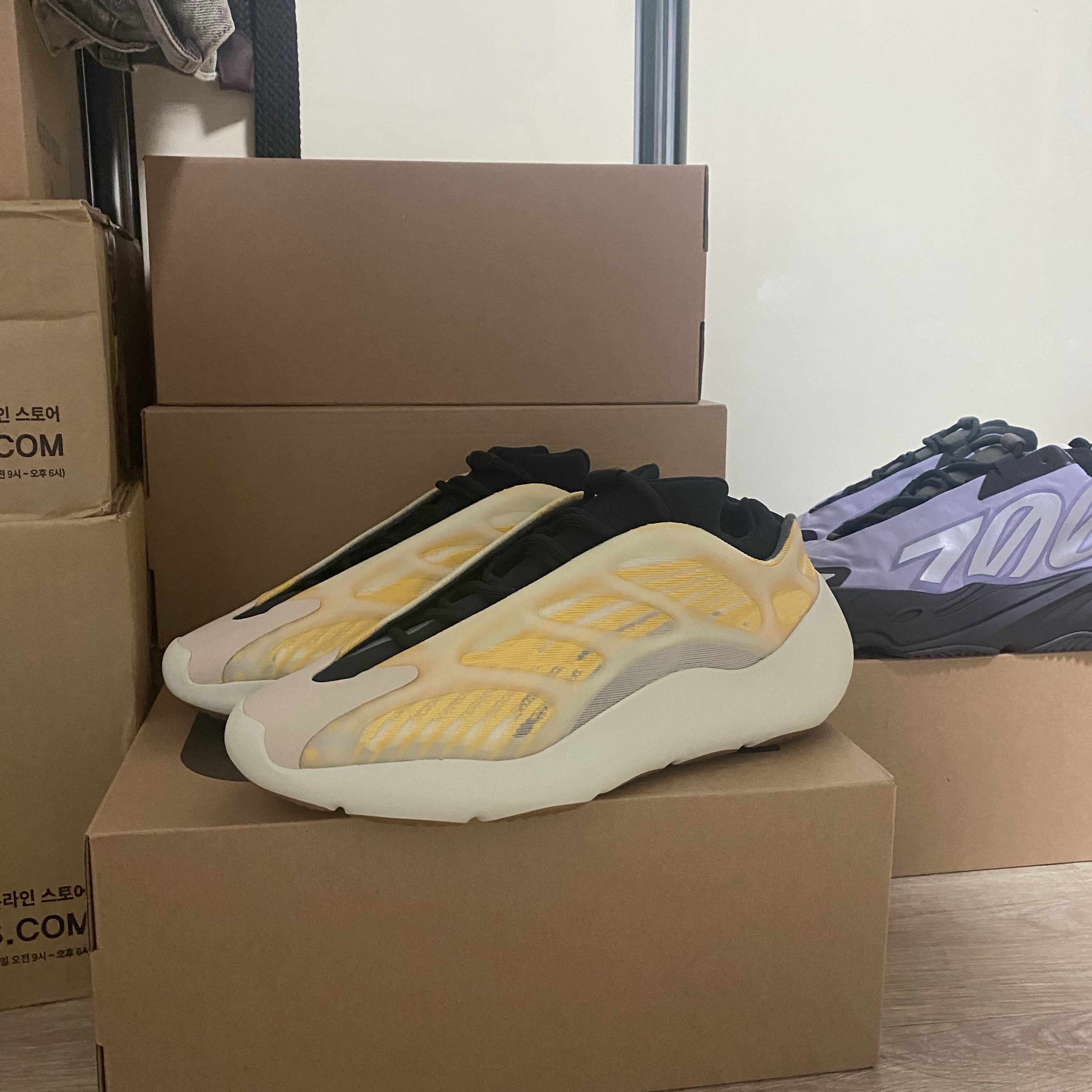 Adidas Yeezy 700 V3 Mono Safflower 착용 스타일