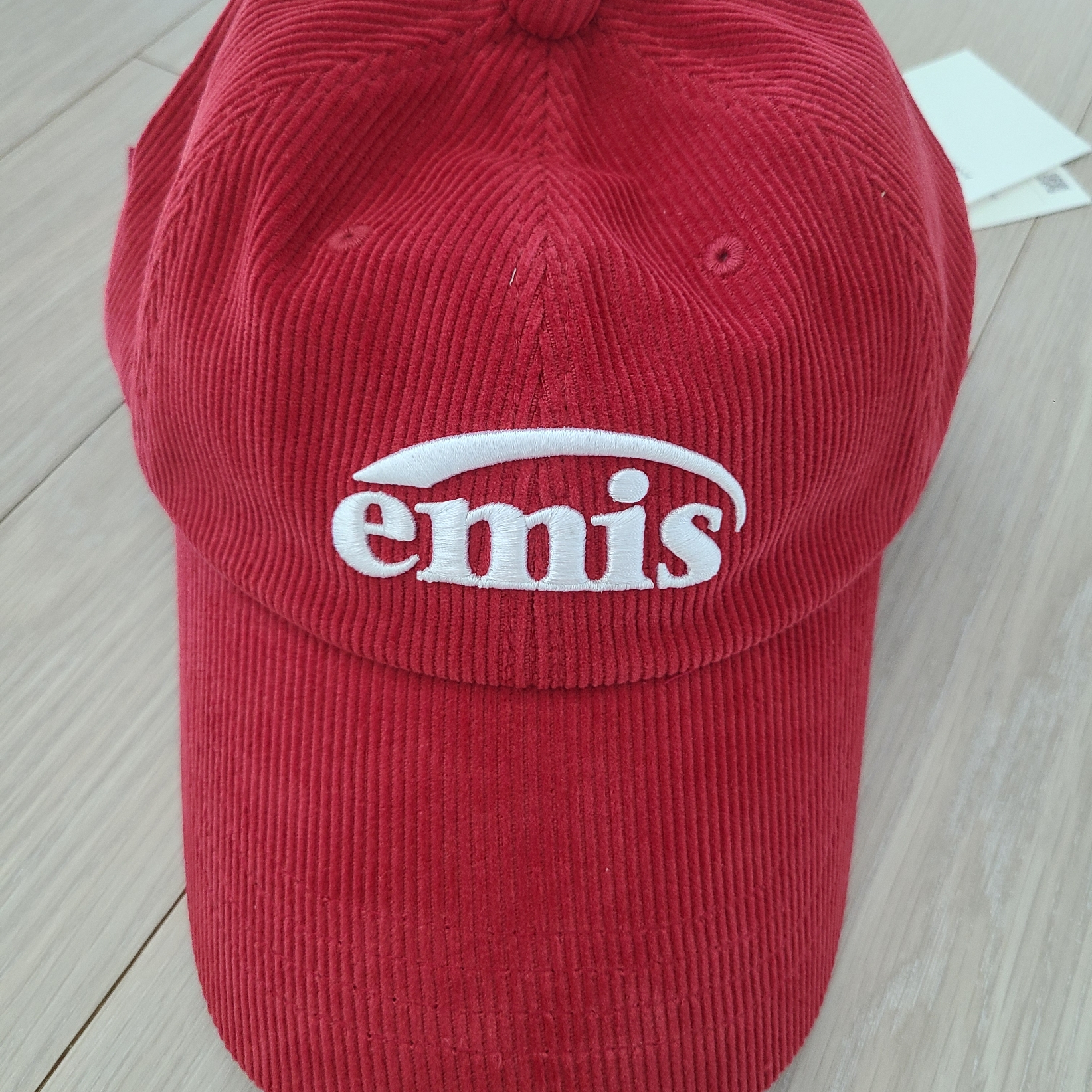 Emis New Logo Corduroy Emis Cap Red 착용 스타일
