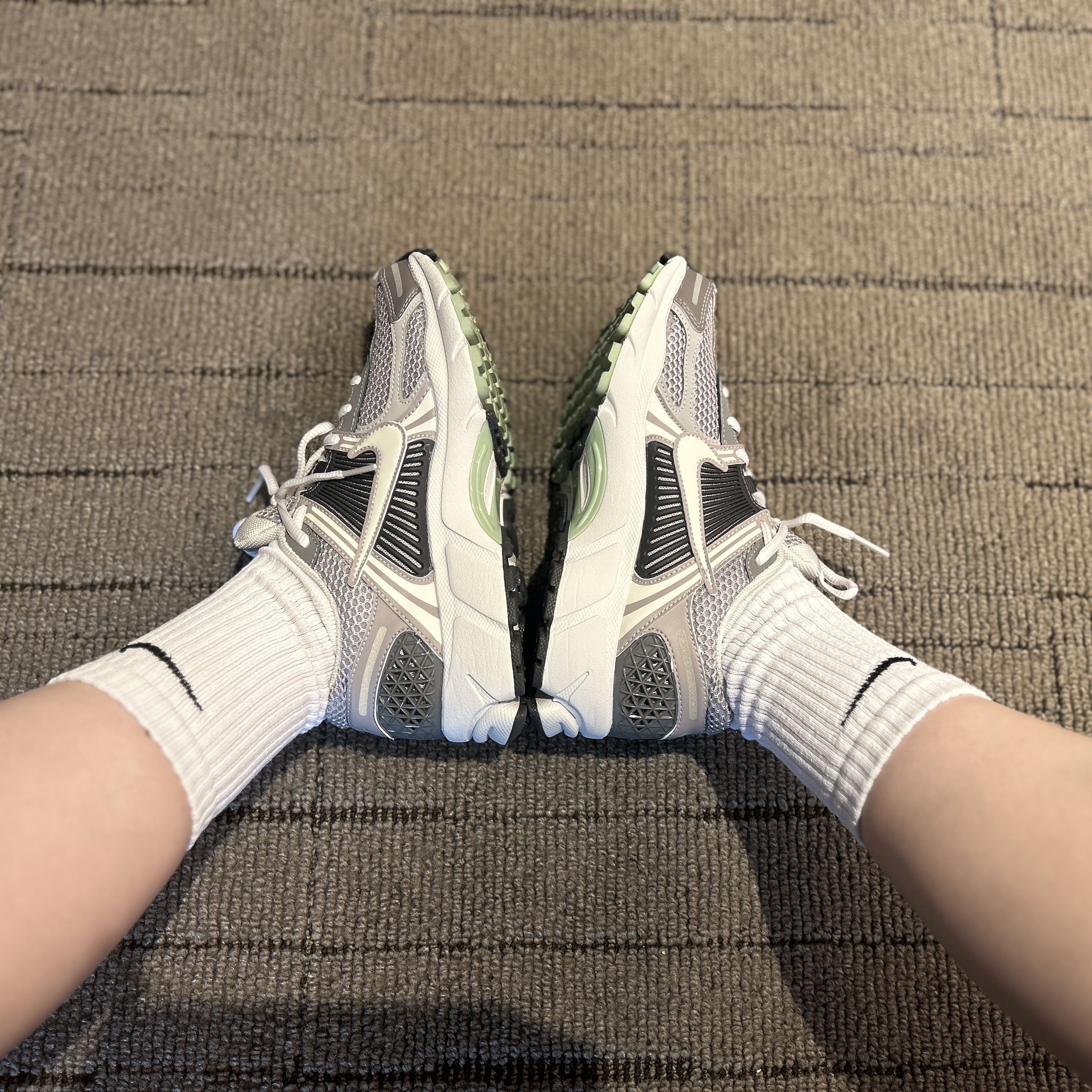 (W) Nike Zoom Vomero 5 Cobblestone and Flat Pewter 착용 스타일