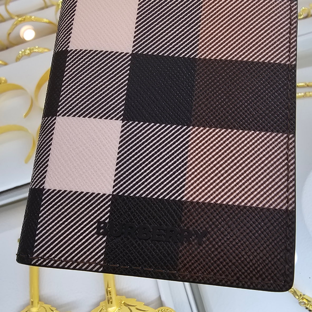Burberry Check and Leather Folding Card Case Dark Birch Brown 착용 스타일