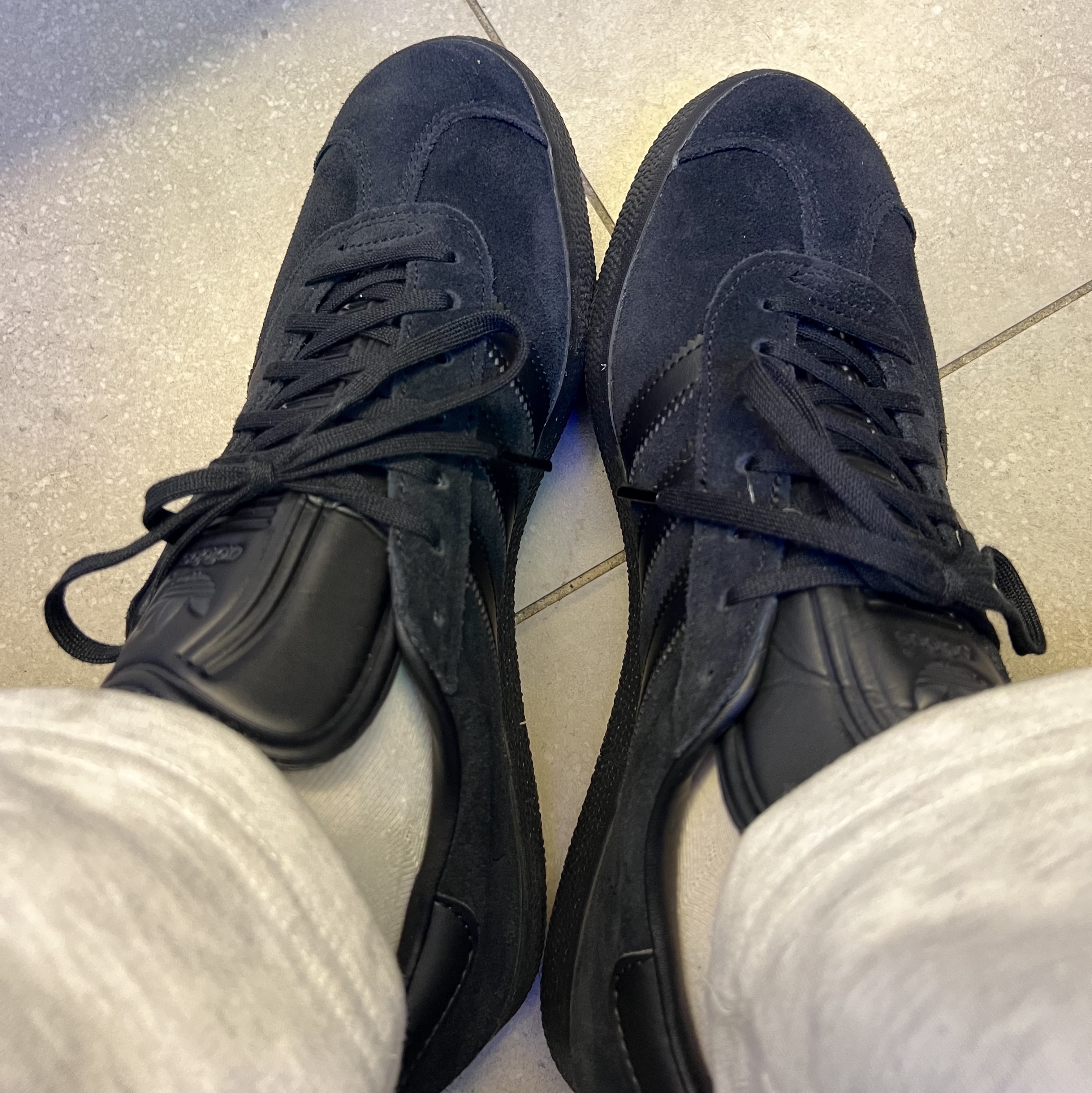 Adidas Gazelle Triple Black 착용 스타일