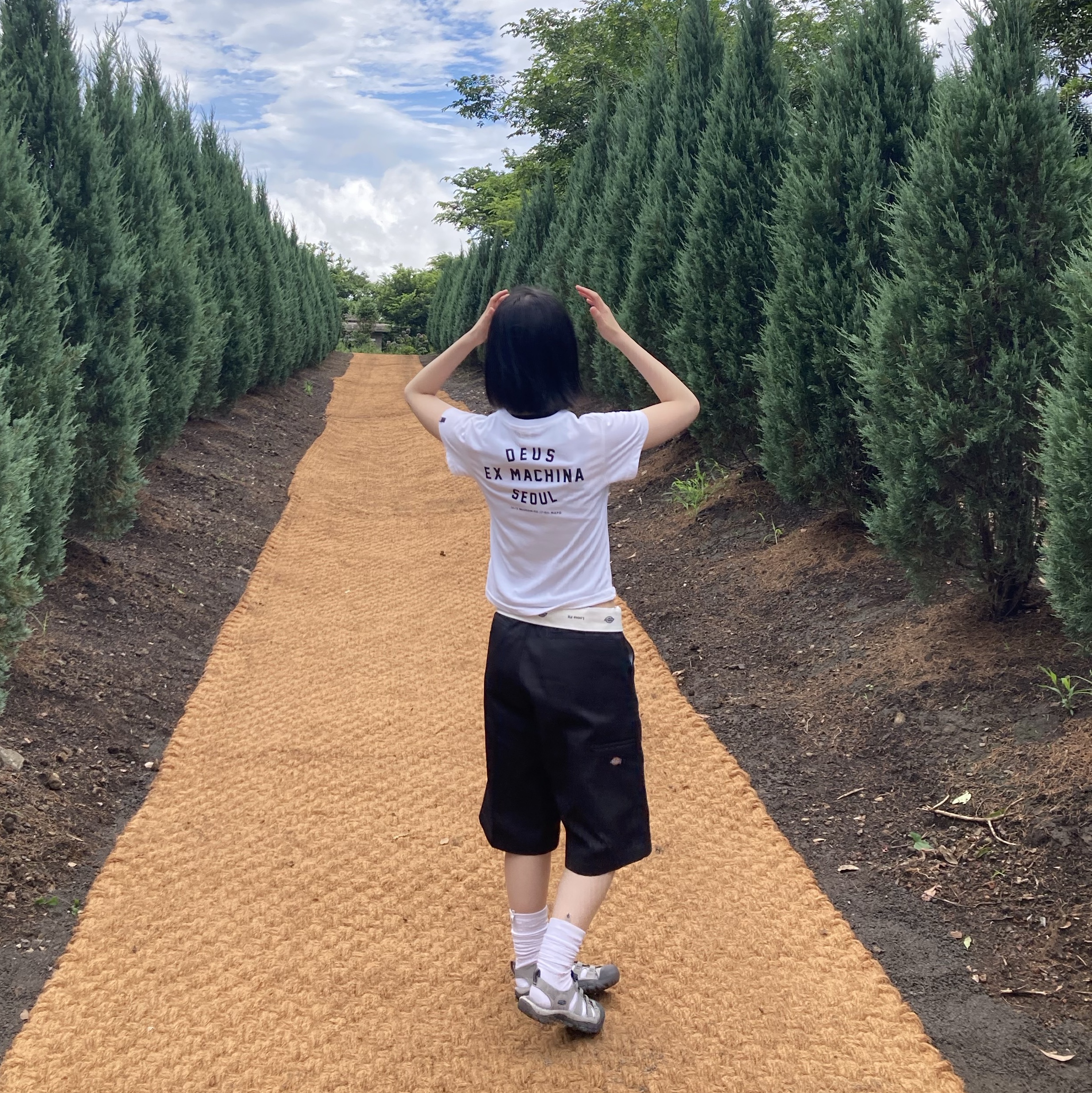 (Kids) Deus Ex Machina College Seoul T-Shirt White, Dickies Loose Fit 13 Inch Flat Front Work Shorts Black 착용 스타일