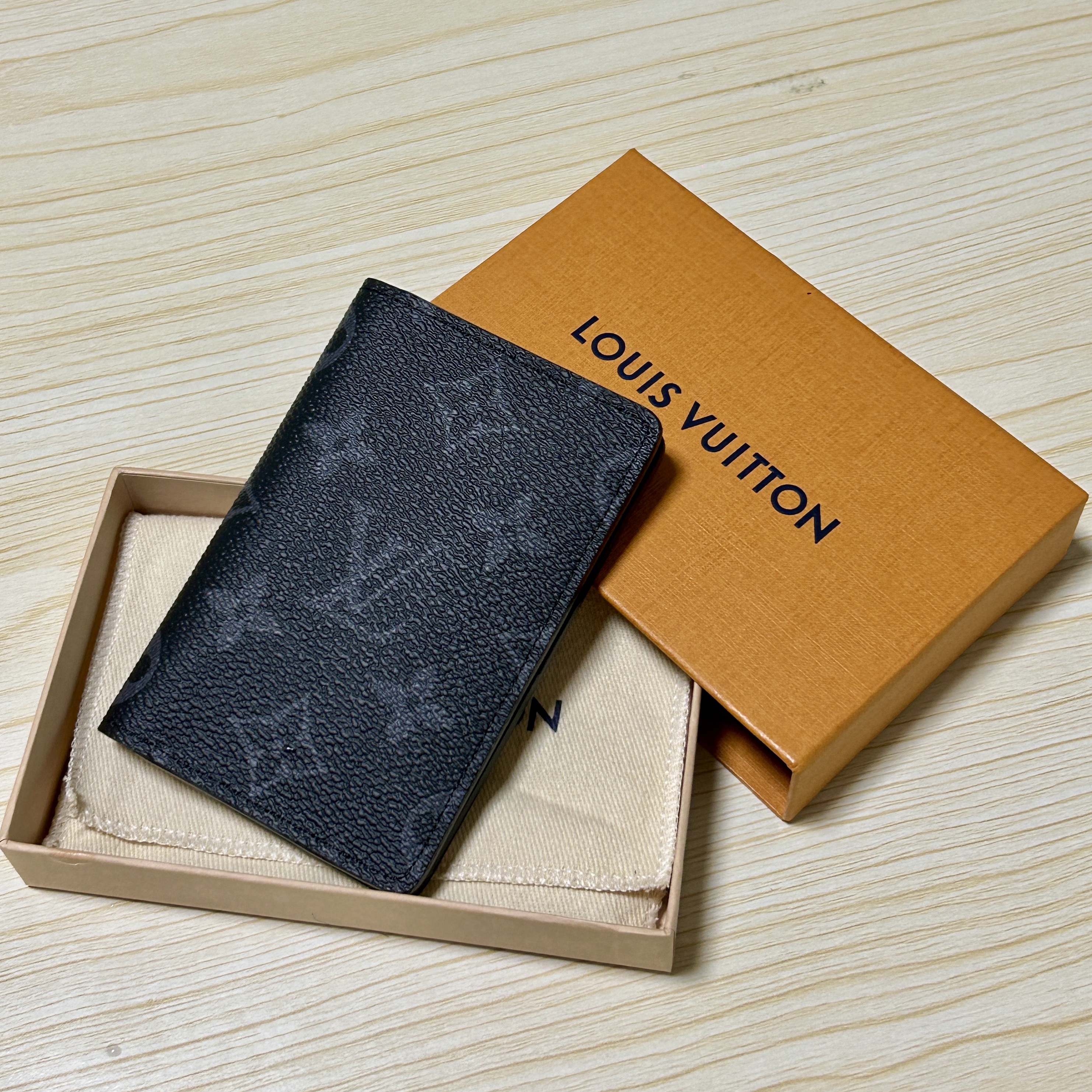 Louis Vuitton Pocket Organizer Monogram Eclipse 착용 스타일