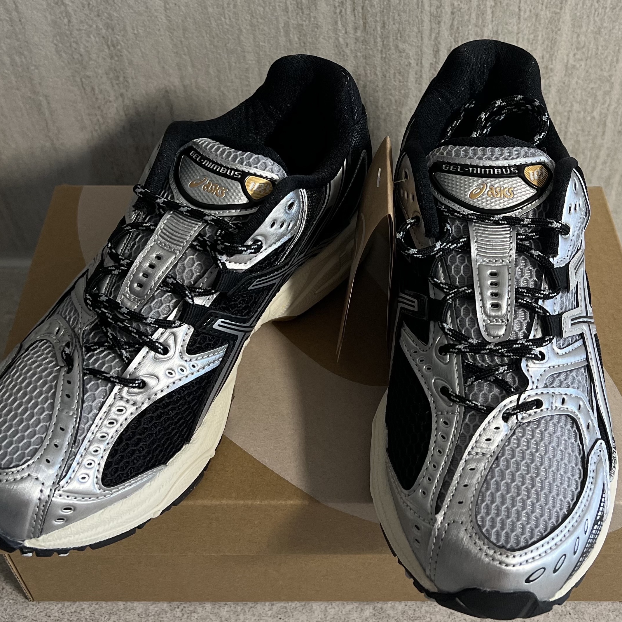 Asics Gel-Nimbus 10.1 Piedmont Grey Pure Silver 착용 스타일 - 2