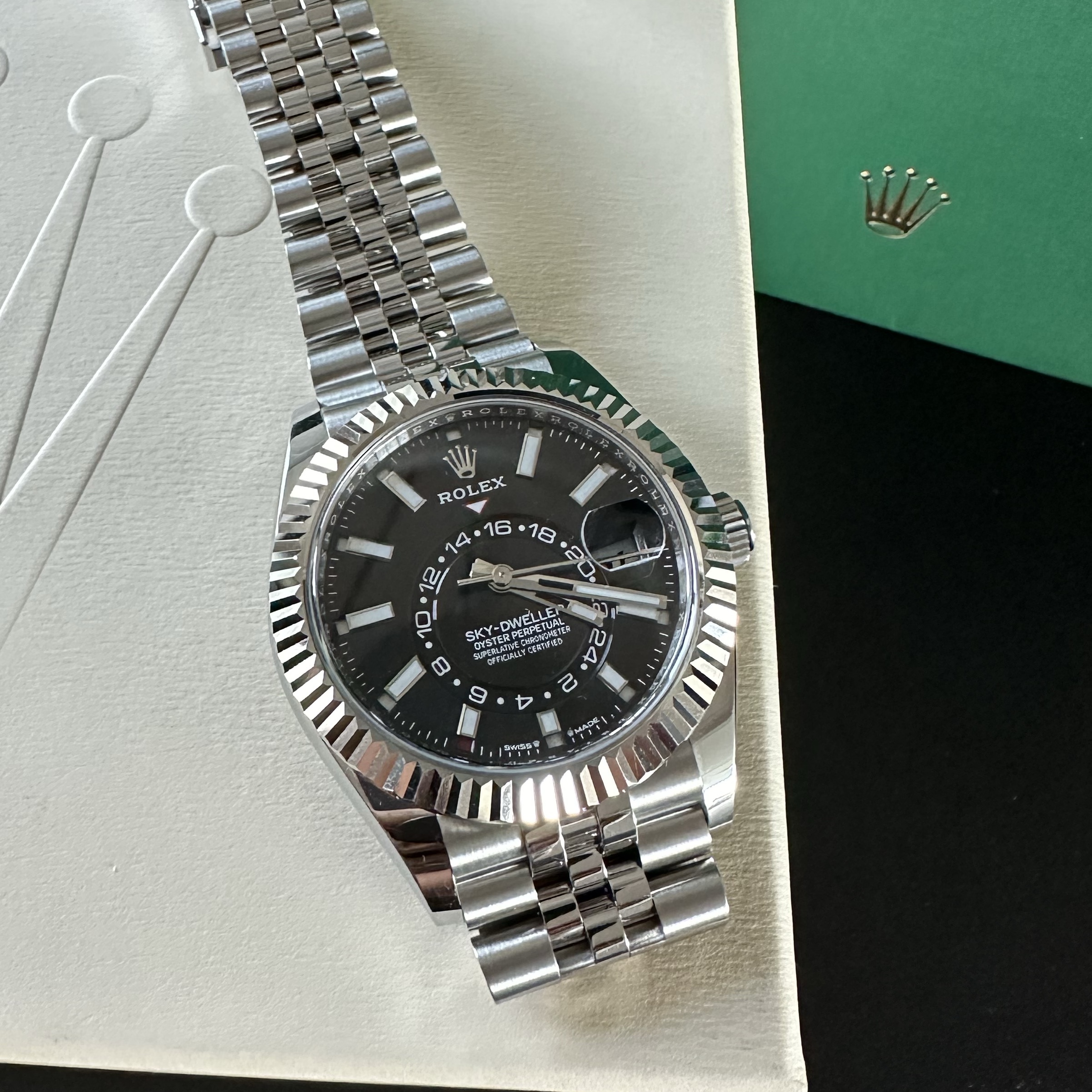 Rolex Sky-Dweller 42mm 336934 Bright Black Jubilee 착용 스타일 - 3