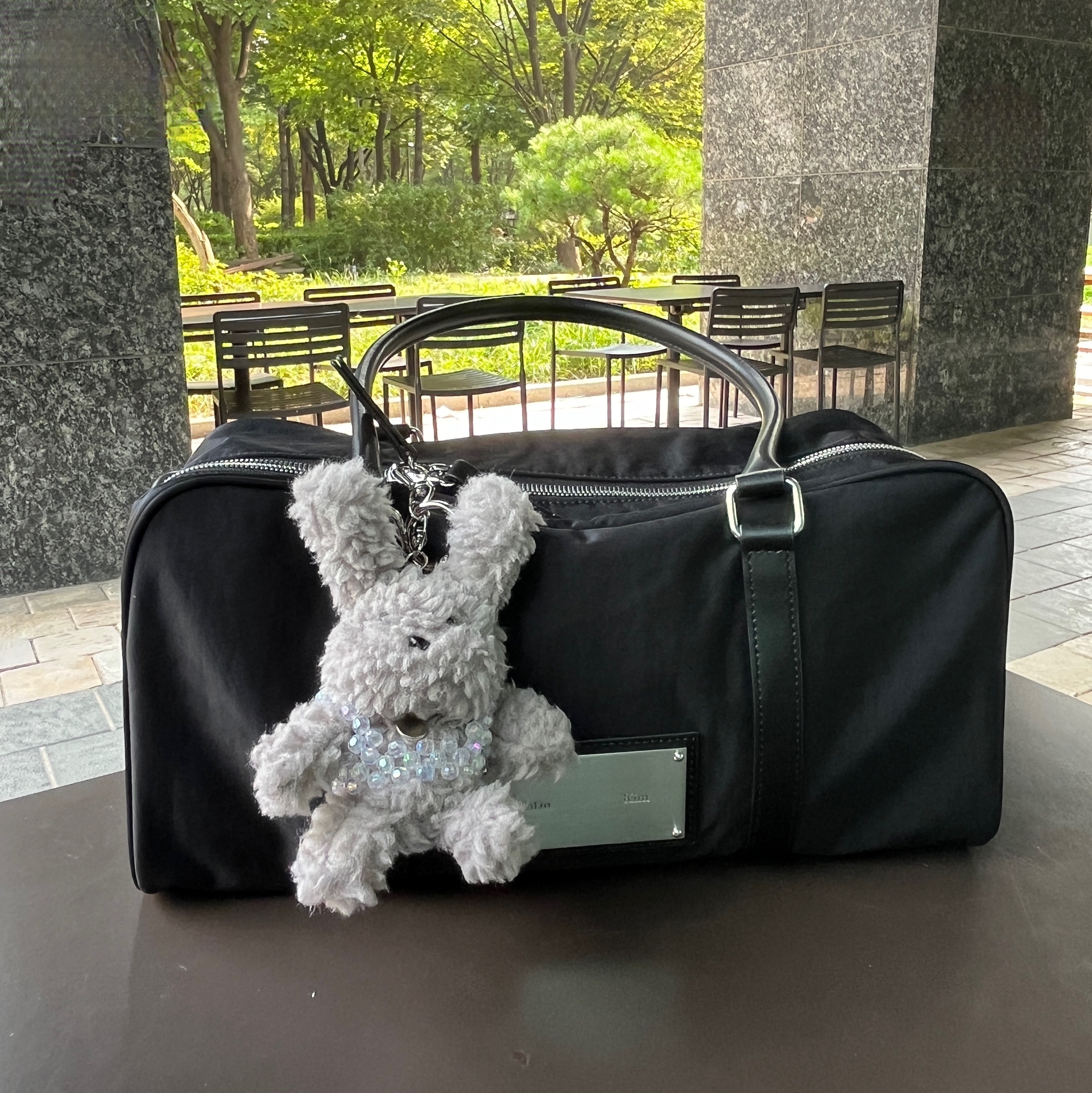 Matin Kim Sporty Tote Bag Black 착용 스타일 - 1