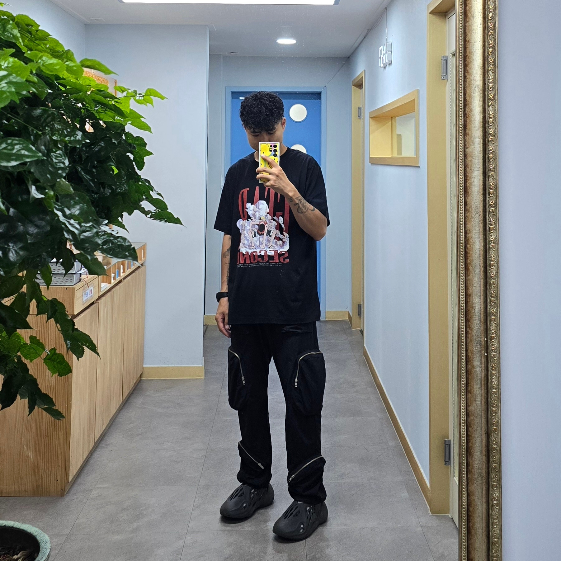 Uniqlo UT One Piece 25th T-Shirt Black, Adidas Yeezy Foam RNNR Onyx 착용 스타일 - 1