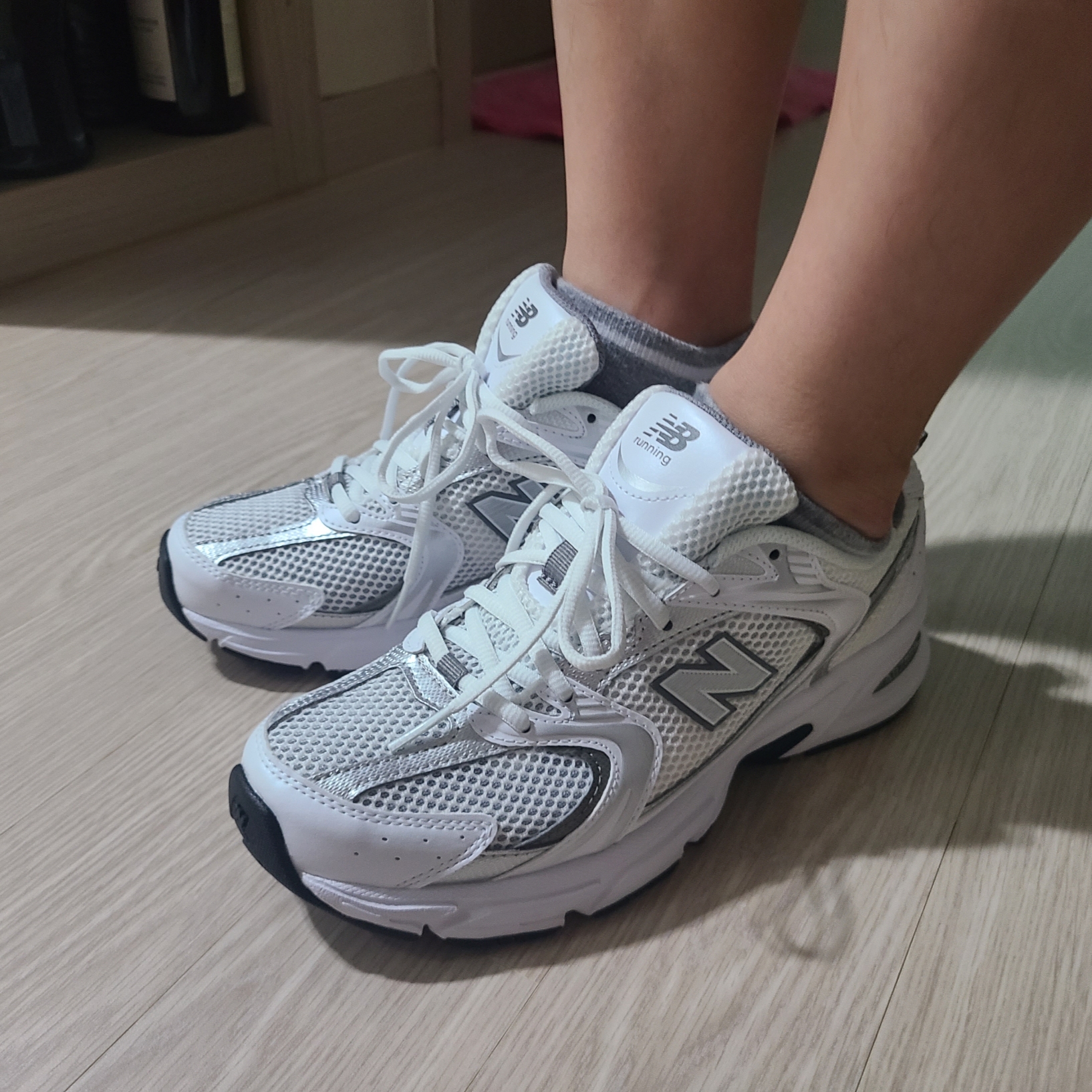 New Balance 530 White Silver 착용 스타일