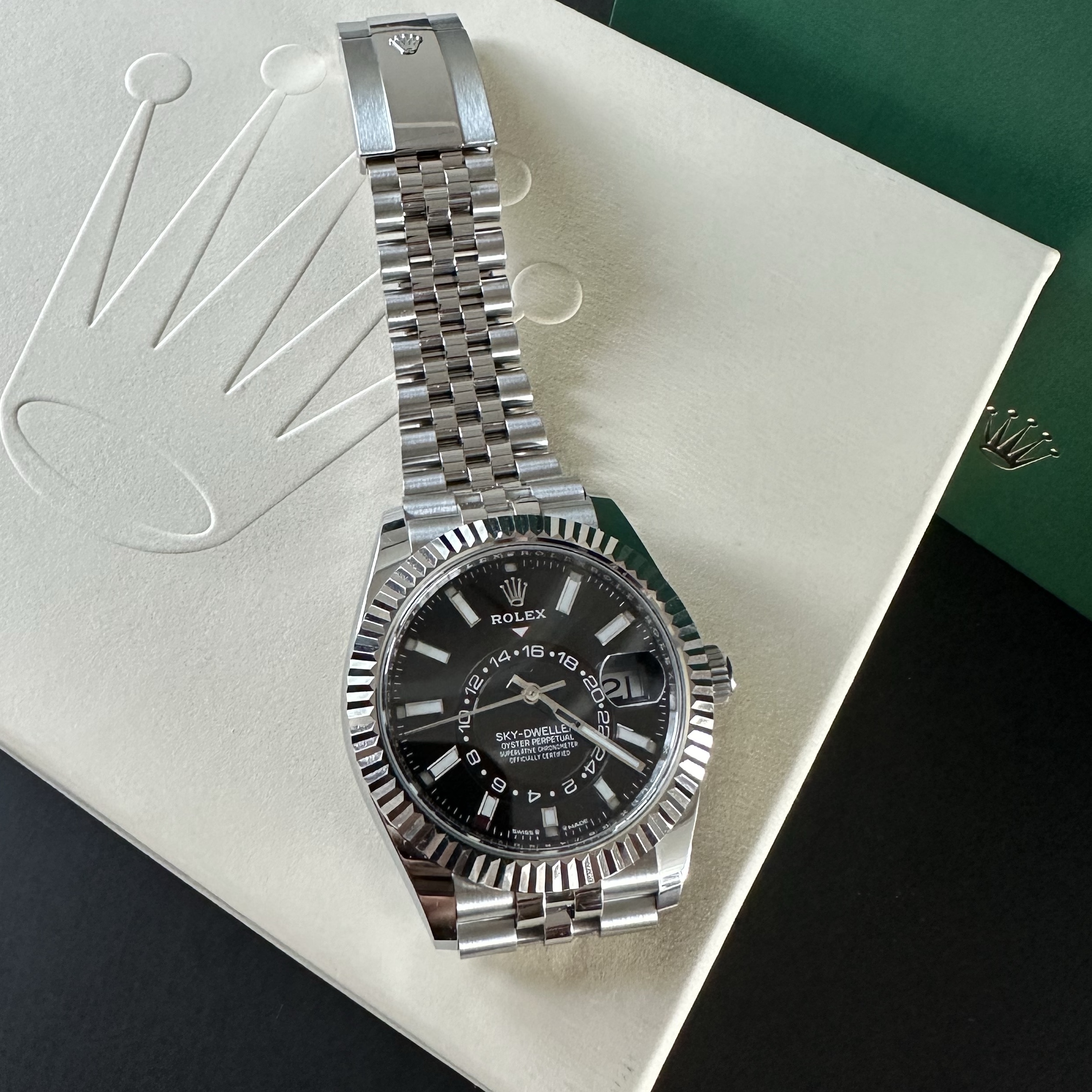 Rolex Sky-Dweller 42mm 336934 Bright Black Jubilee 착용 스타일 - 6