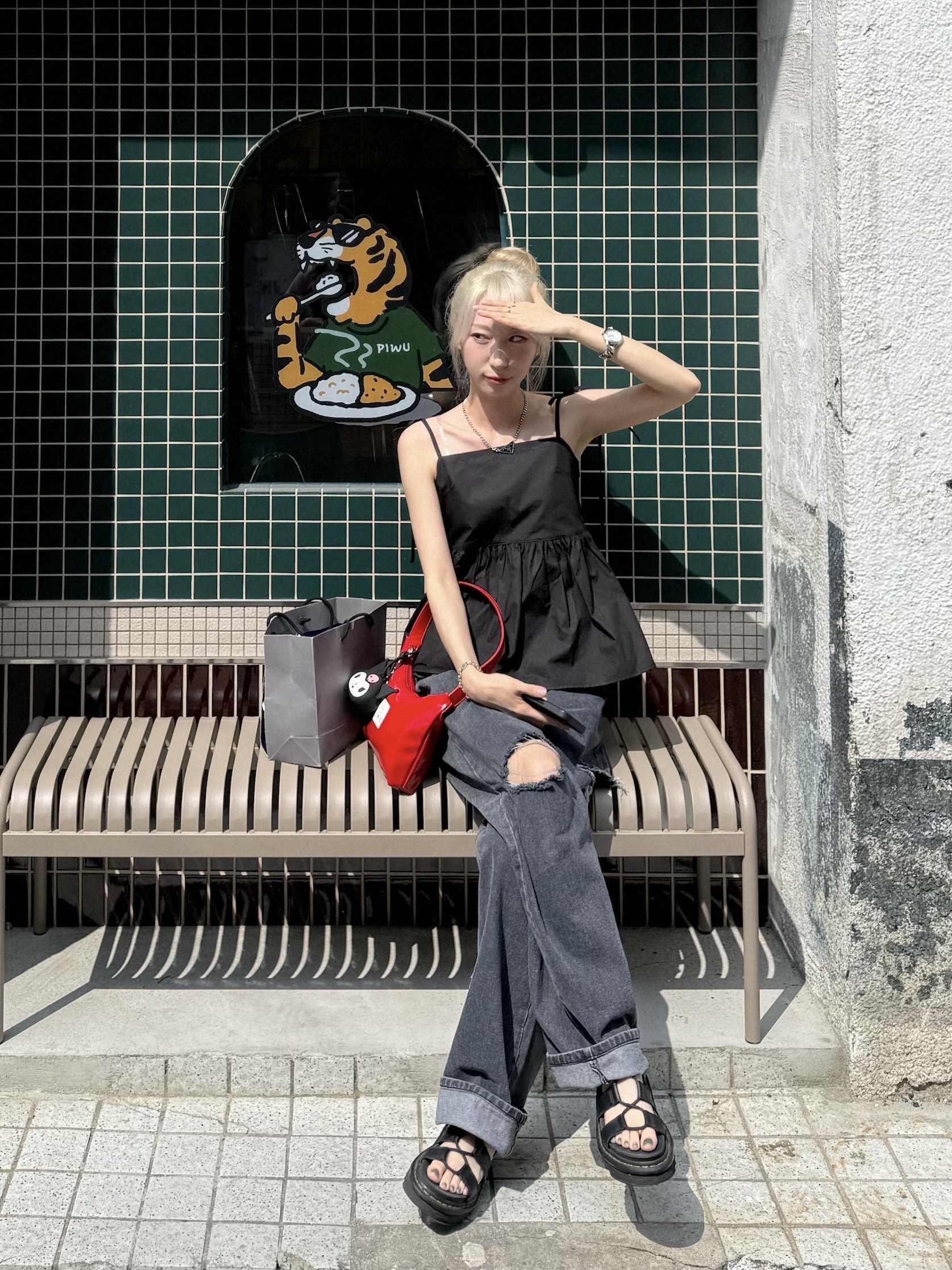 Emis New Enamel Hobo Bag Red, (W) Dr. Martens Nartilla Hydro Leather Sandal Black 착용 스타일 - 1