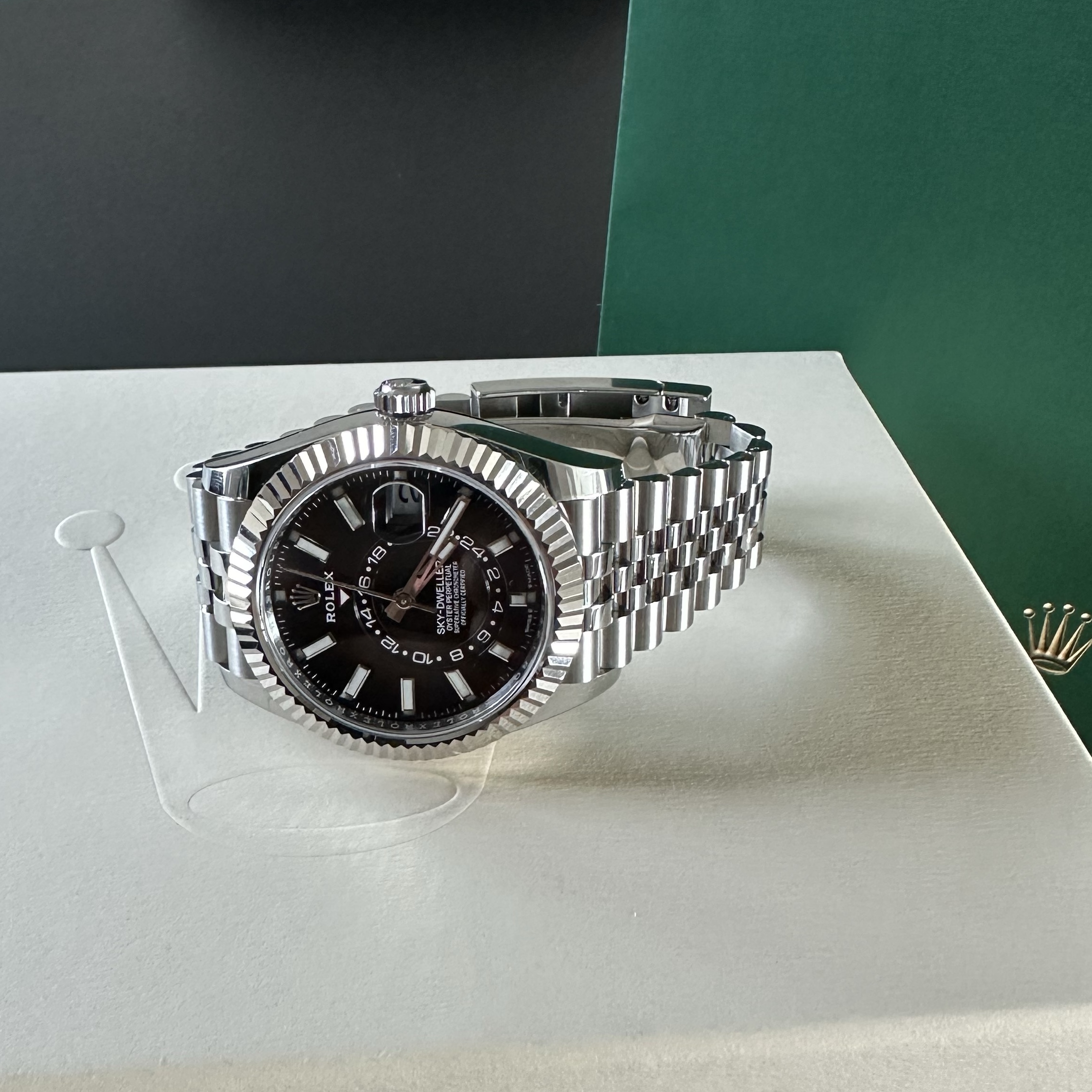Rolex Sky-Dweller 42mm 336934 Bright Black Jubilee 착용 스타일 - 5