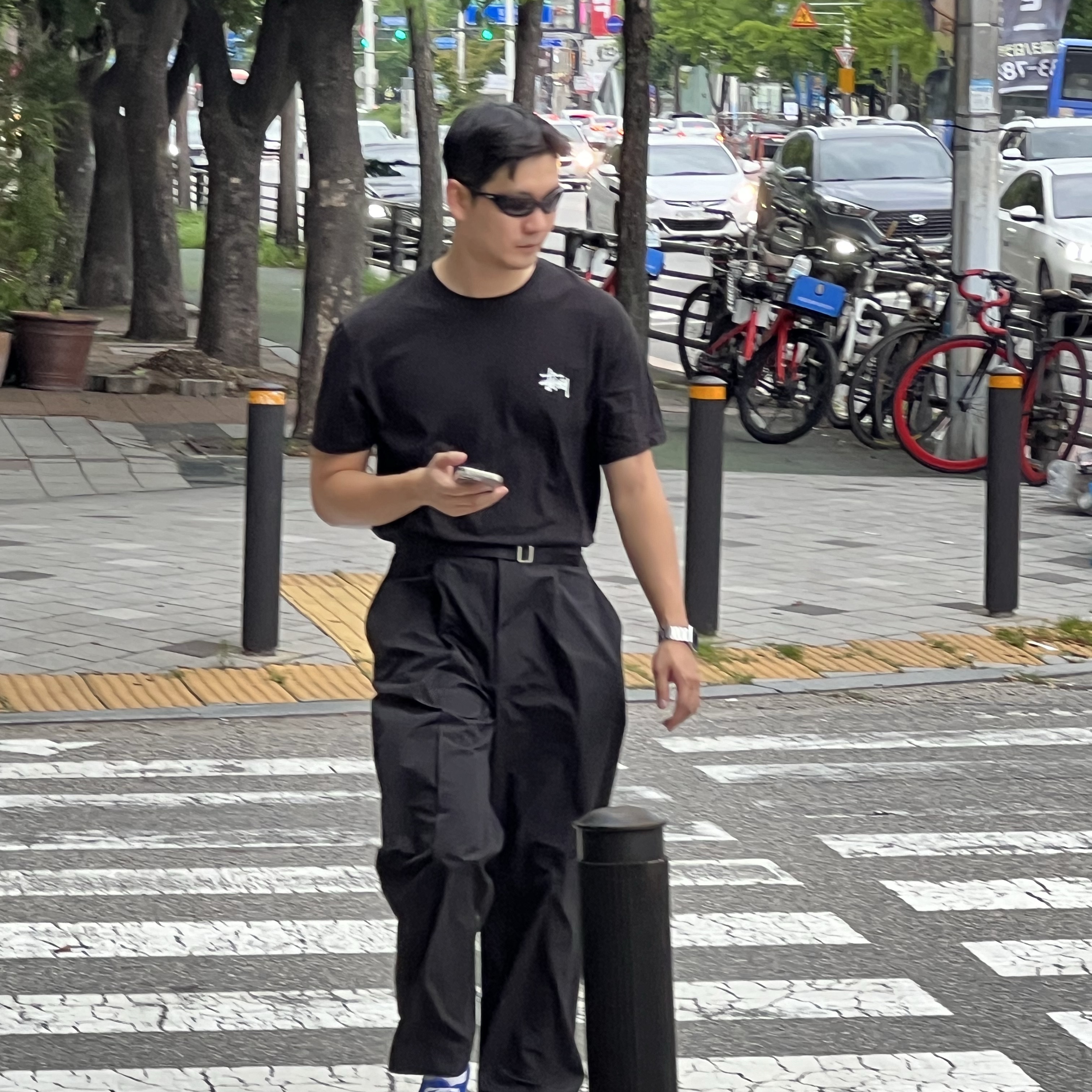 Amomento Belted Tuck Banding Pants Black, Stussy Basic Stussy T-Shirt Black 2024, 2025 착용 스타일